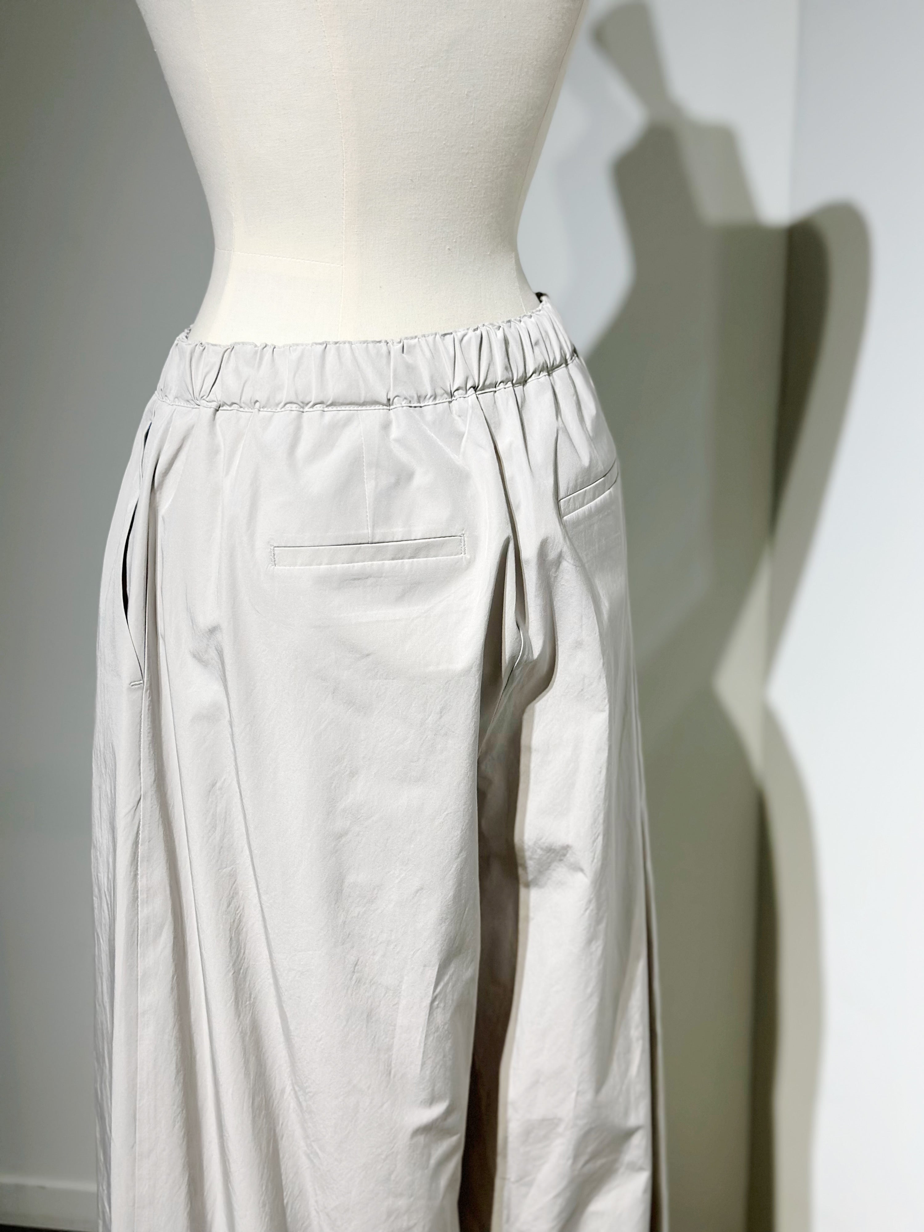 AMOMENTO THREE TUCK BANDING PANTS