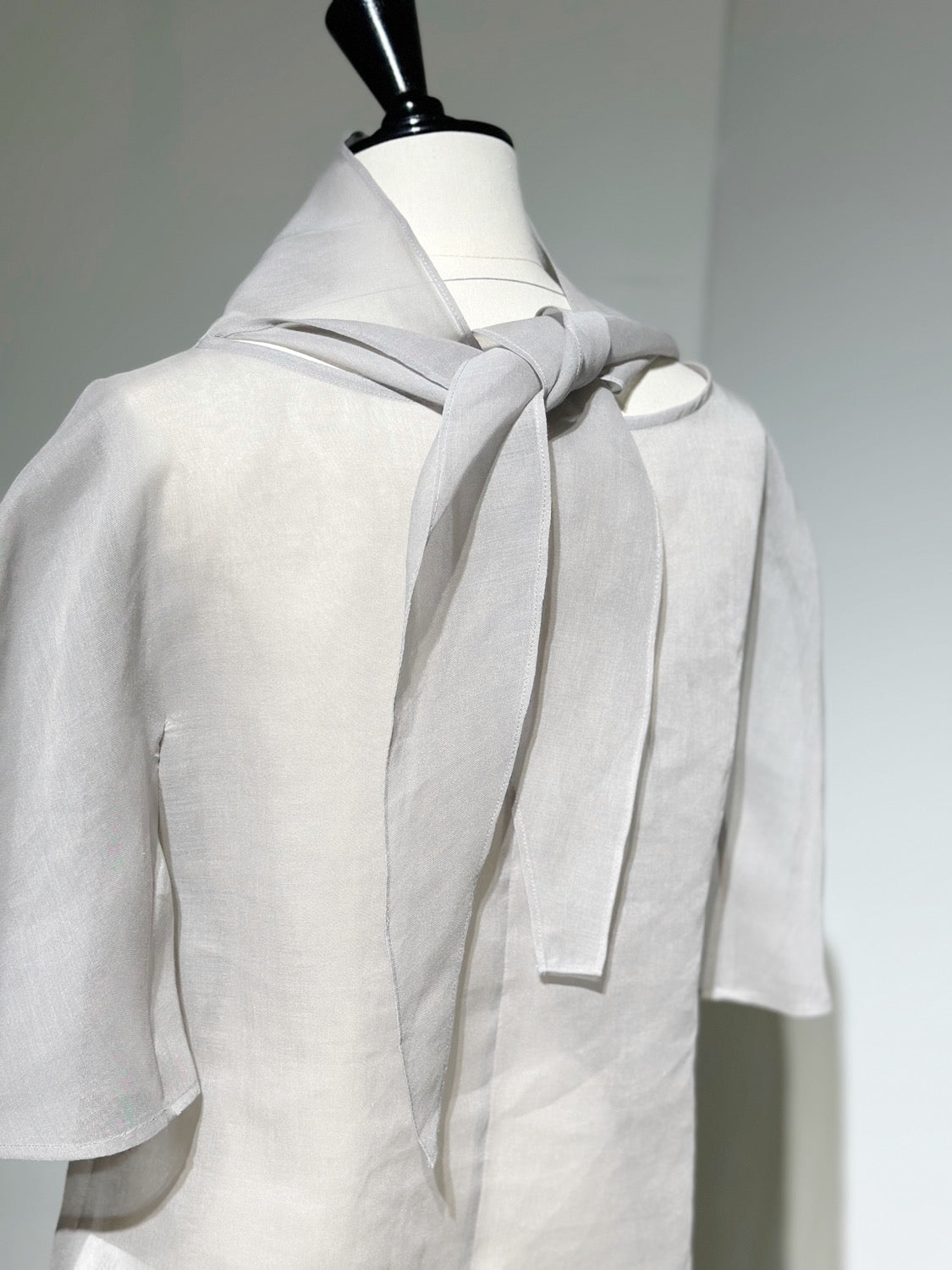 AMOMENTO KNOTTED COLLAR TOP