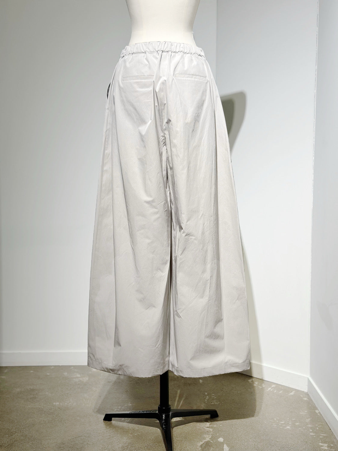 AMOMENTO THREE TUCK BANDING PANTS