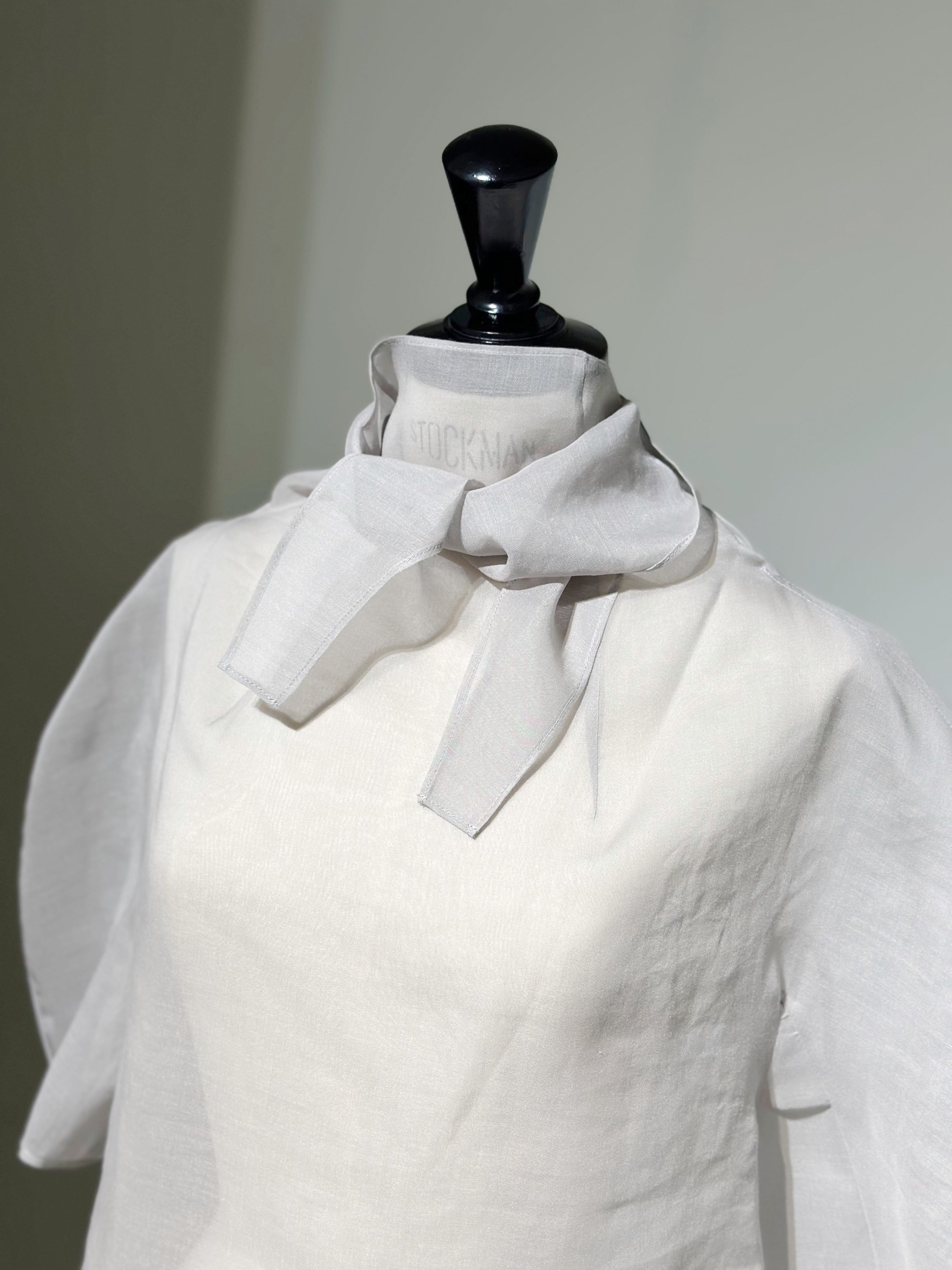 AMOMENTO KNOTTED COLLAR TOP