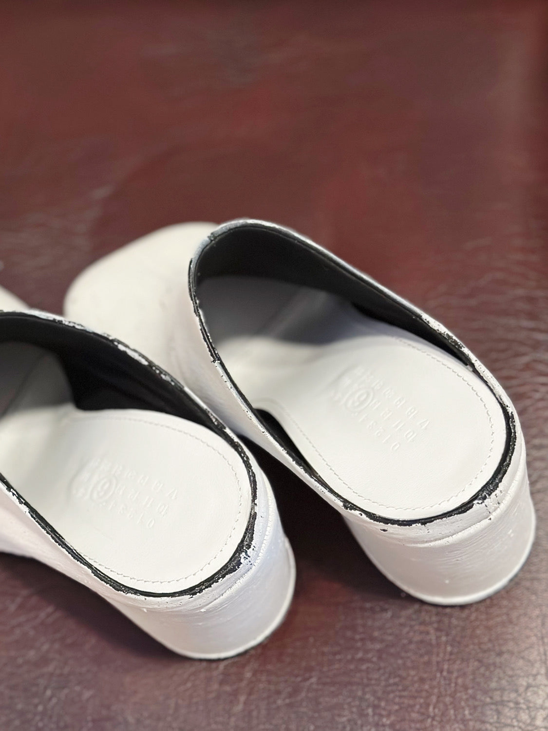 MM⑥ ⑥Logo Paint Anatomic Slipper