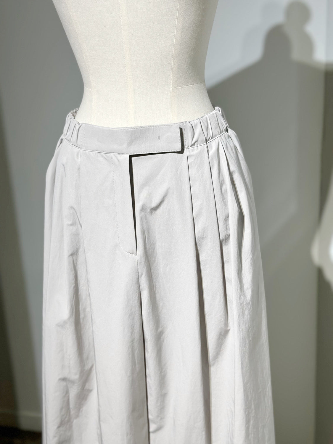 AMOMENTO THREE TUCK BANDING PANTS