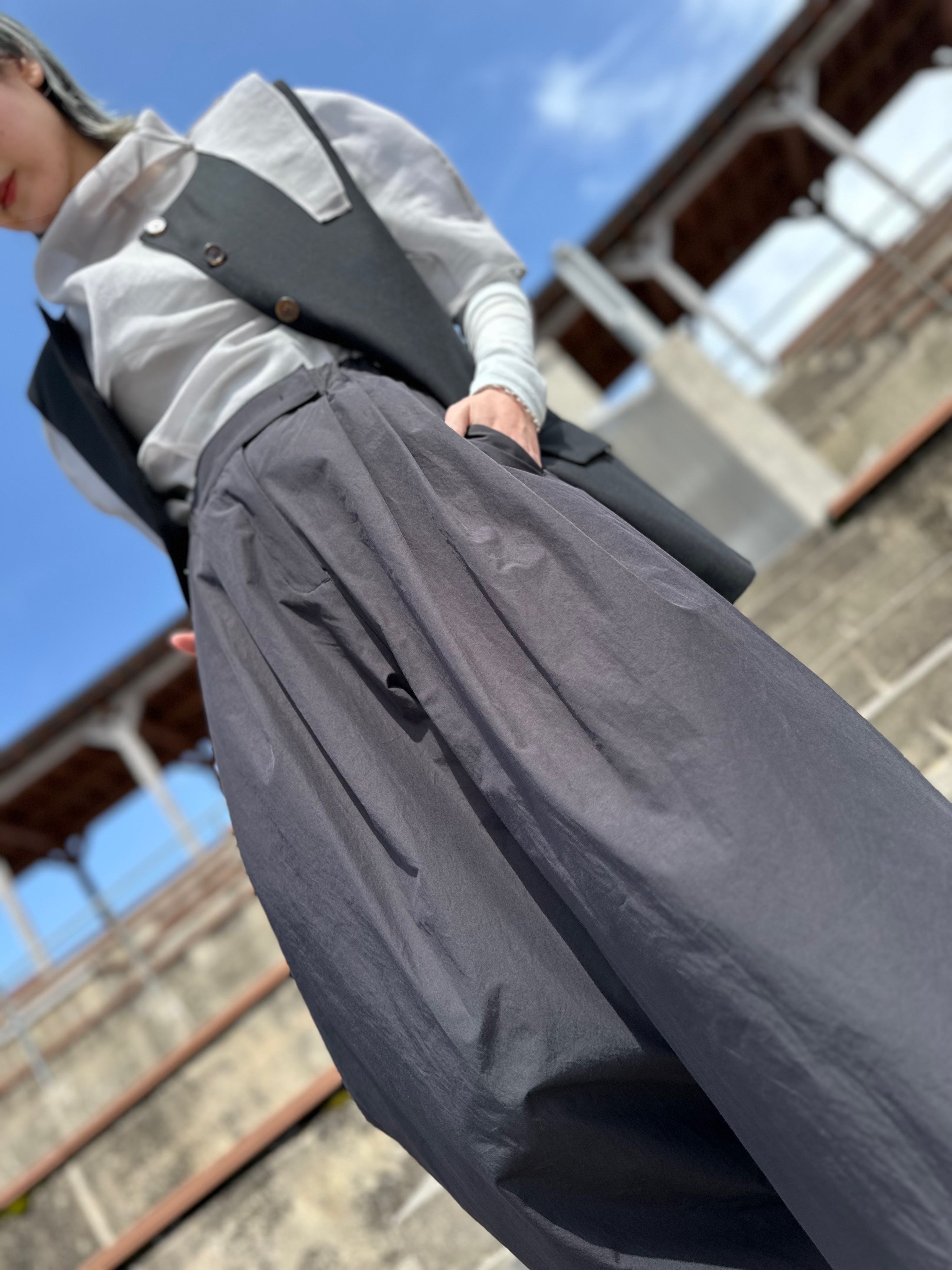 AMOMENTO THREE TUCK BANDING PANTS