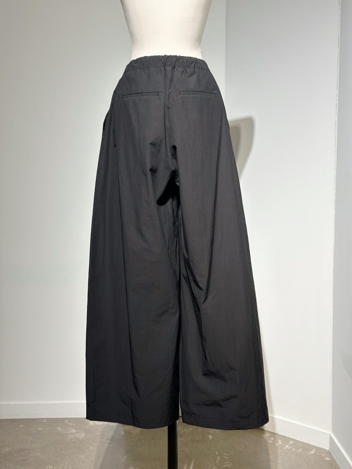 AMOMENTO THREE TUCK BANDING PANTS