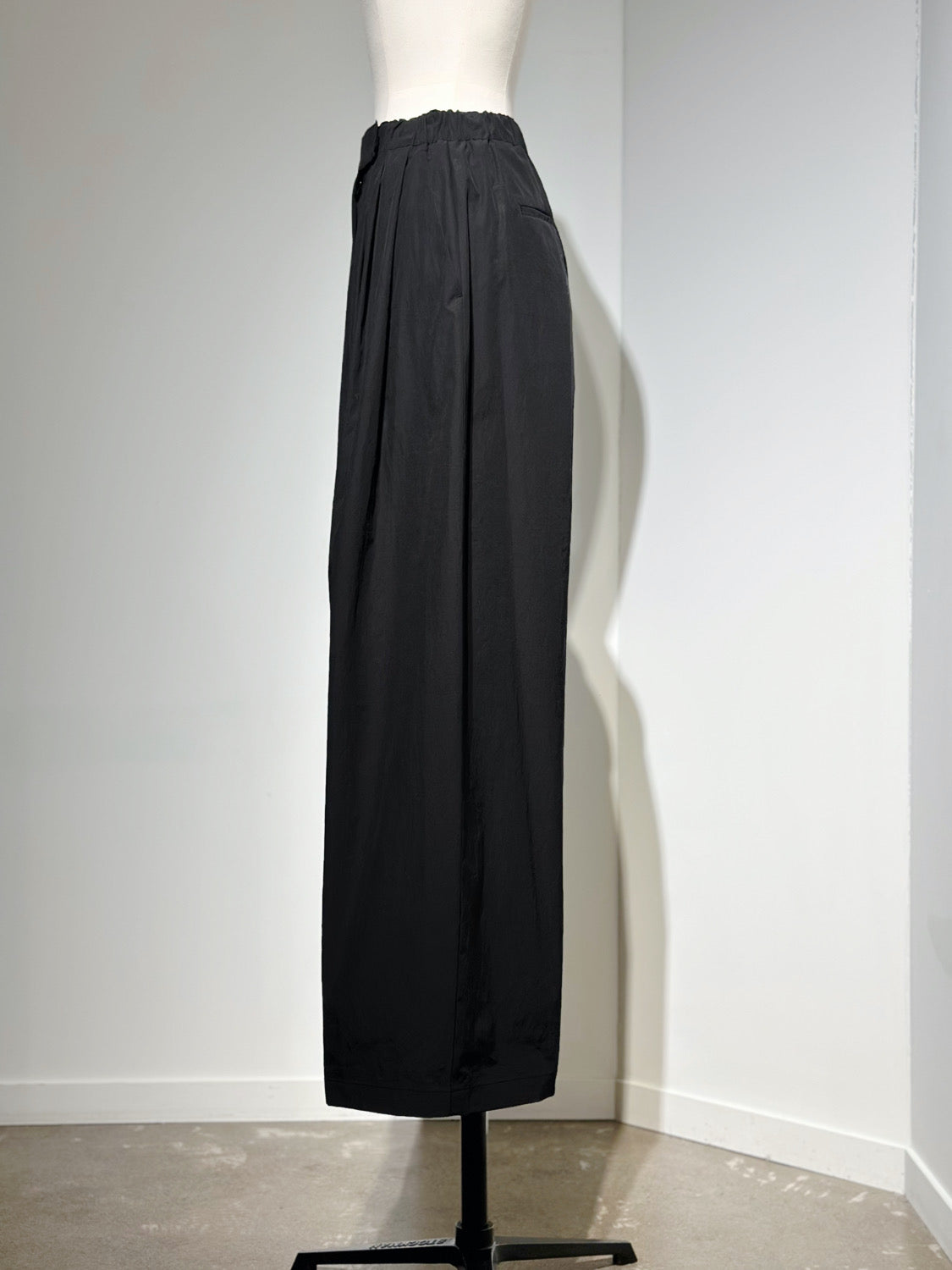 AMOMENTO THREE TUCK BANDING PANTS