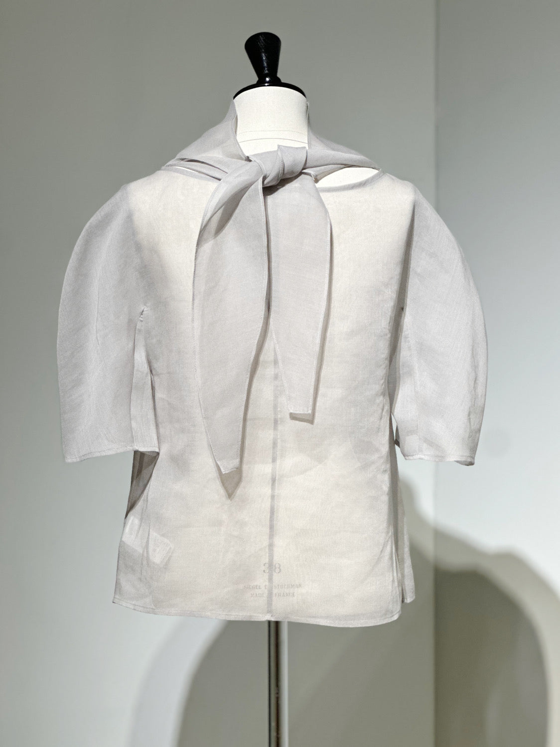 AMOMENTO KNOTTED COLLAR TOP