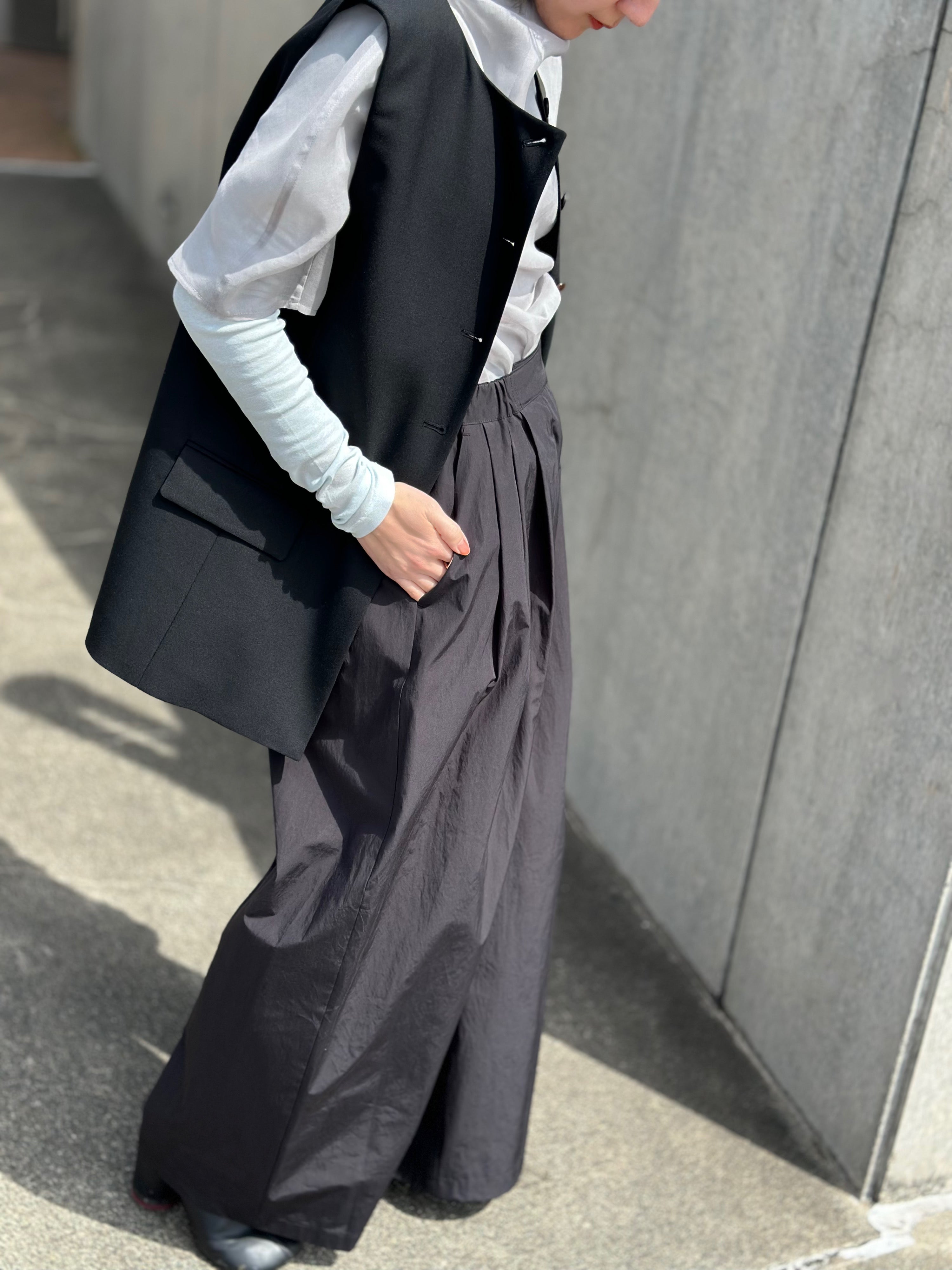 AMOMENTO THREE TUCK BANDING PANTS