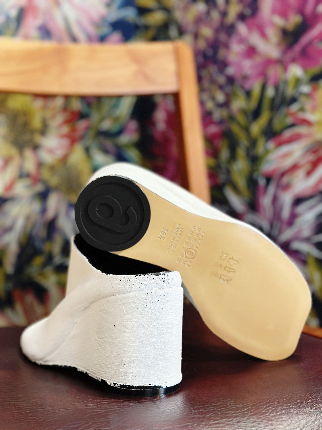 MM⑥ ⑥Logo Paint Anatomic Slipper