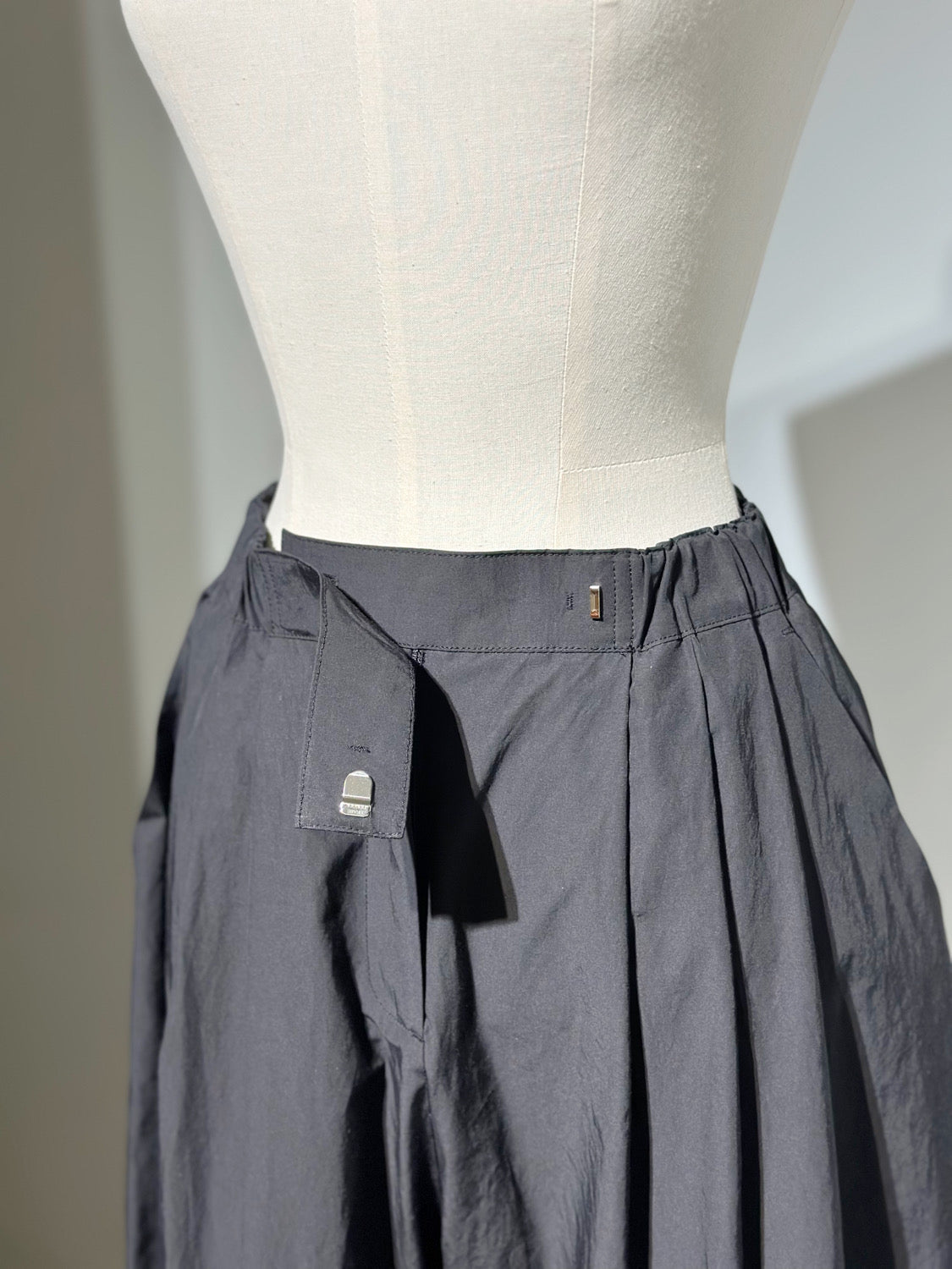 AMOMENTO THREE TUCK BANDING PANTS