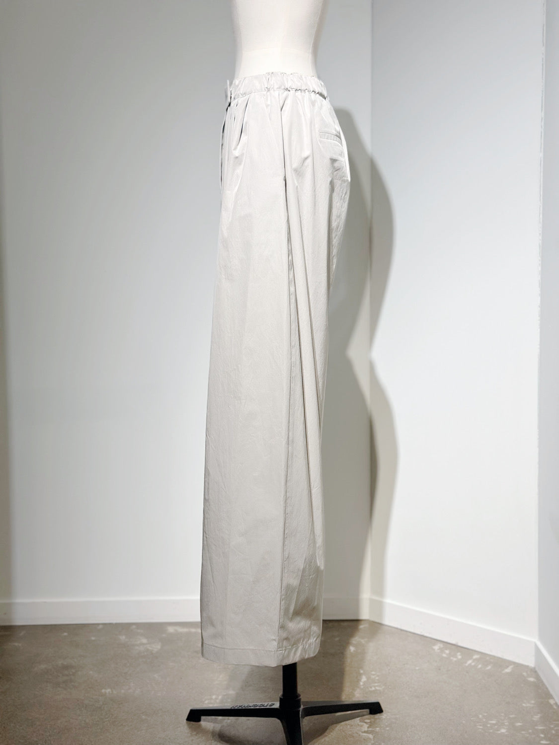AMOMENTO THREE TUCK BANDING PANTS