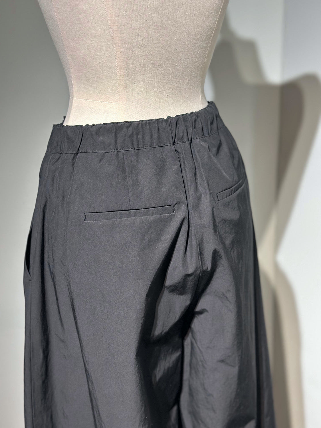 AMOMENTO THREE TUCK BANDING PANTS