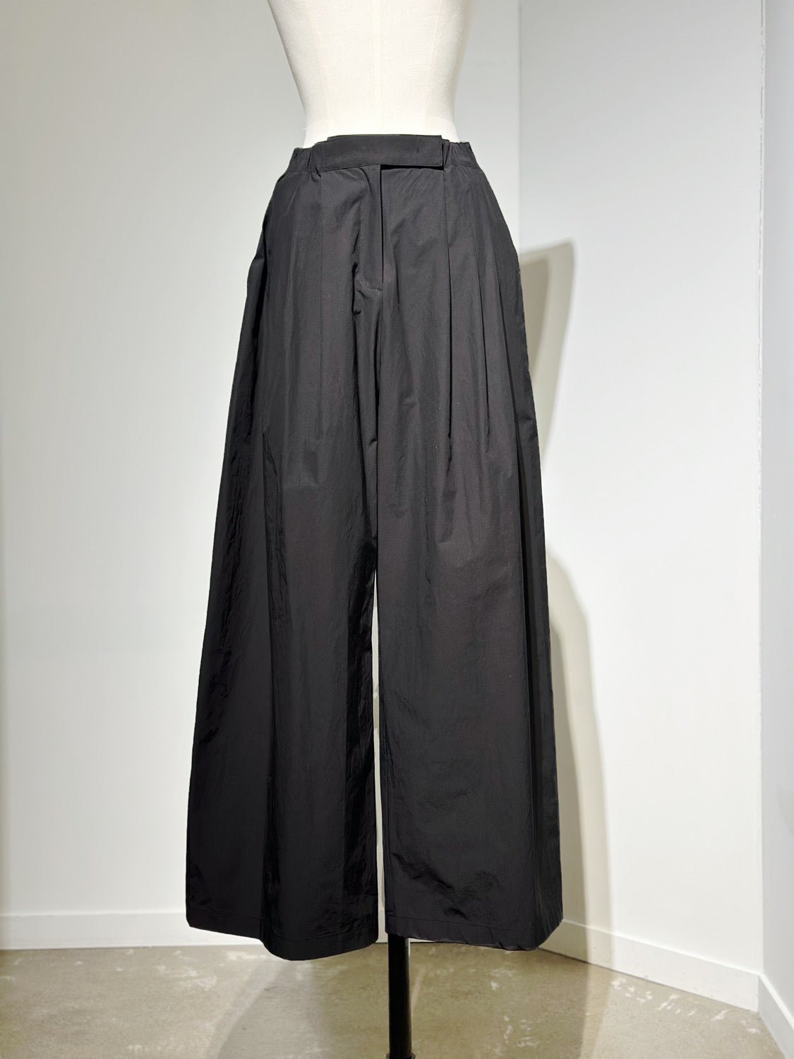 AMOMENTO THREE TUCK BANDING PANTS