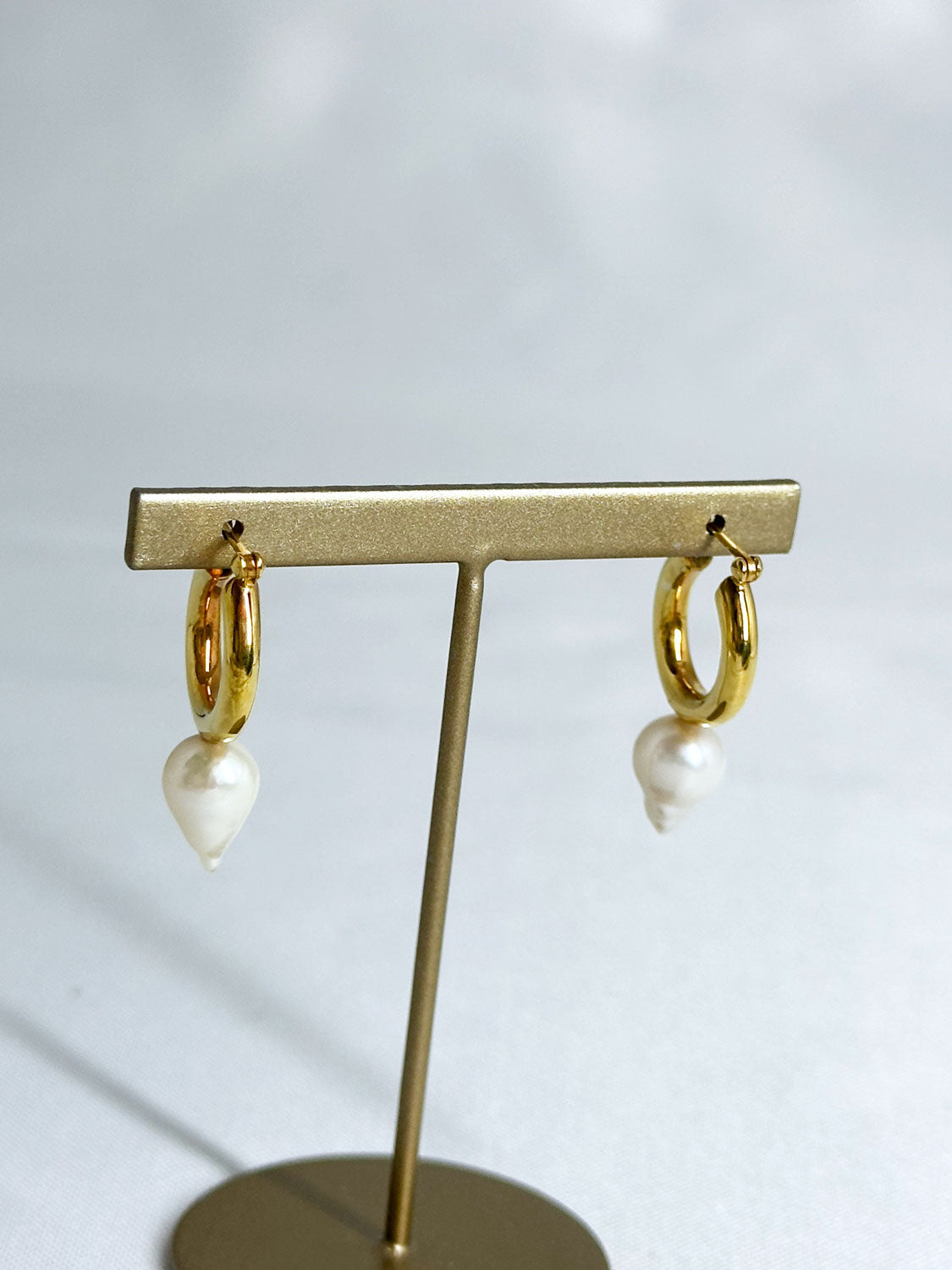 Lemme. L14105 Studs Pearl Hoop Earrings
