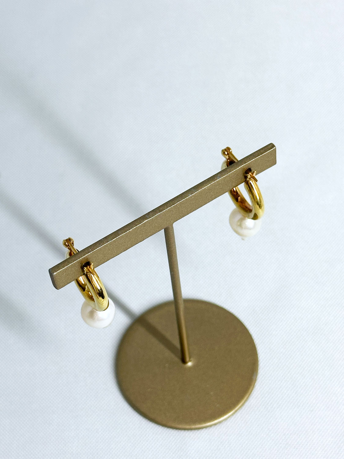 Lemme. L14105 Studs Pearl Hoop Earrings