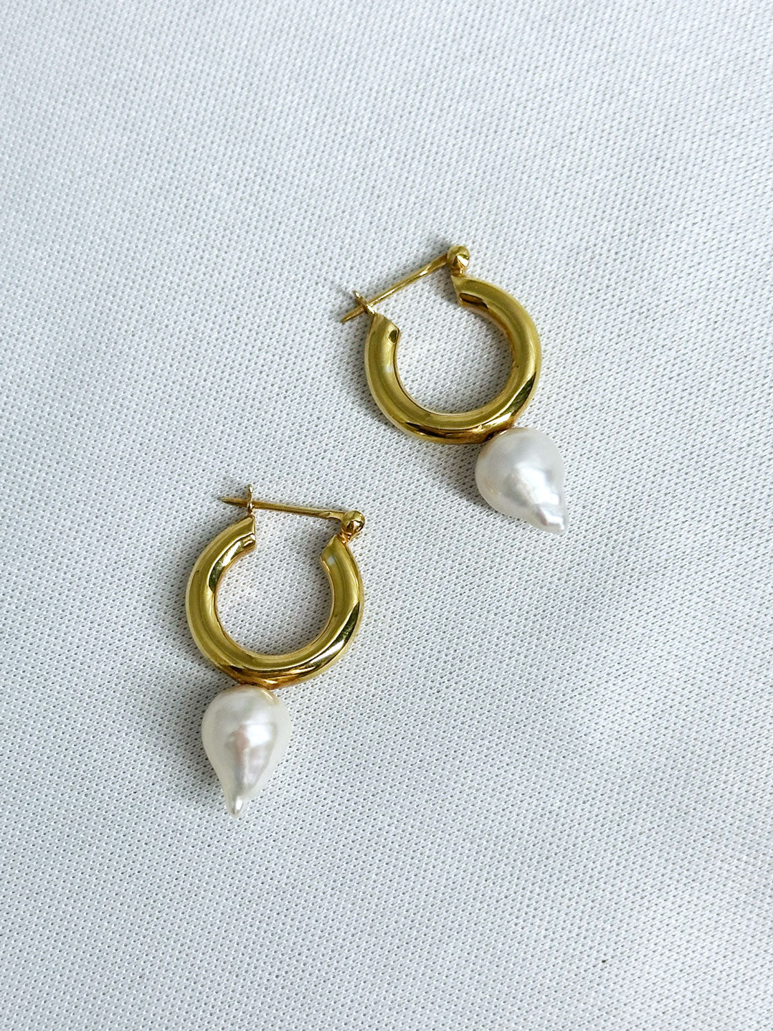 Lemme. L14105 Studs Pearl Hoop Earrings