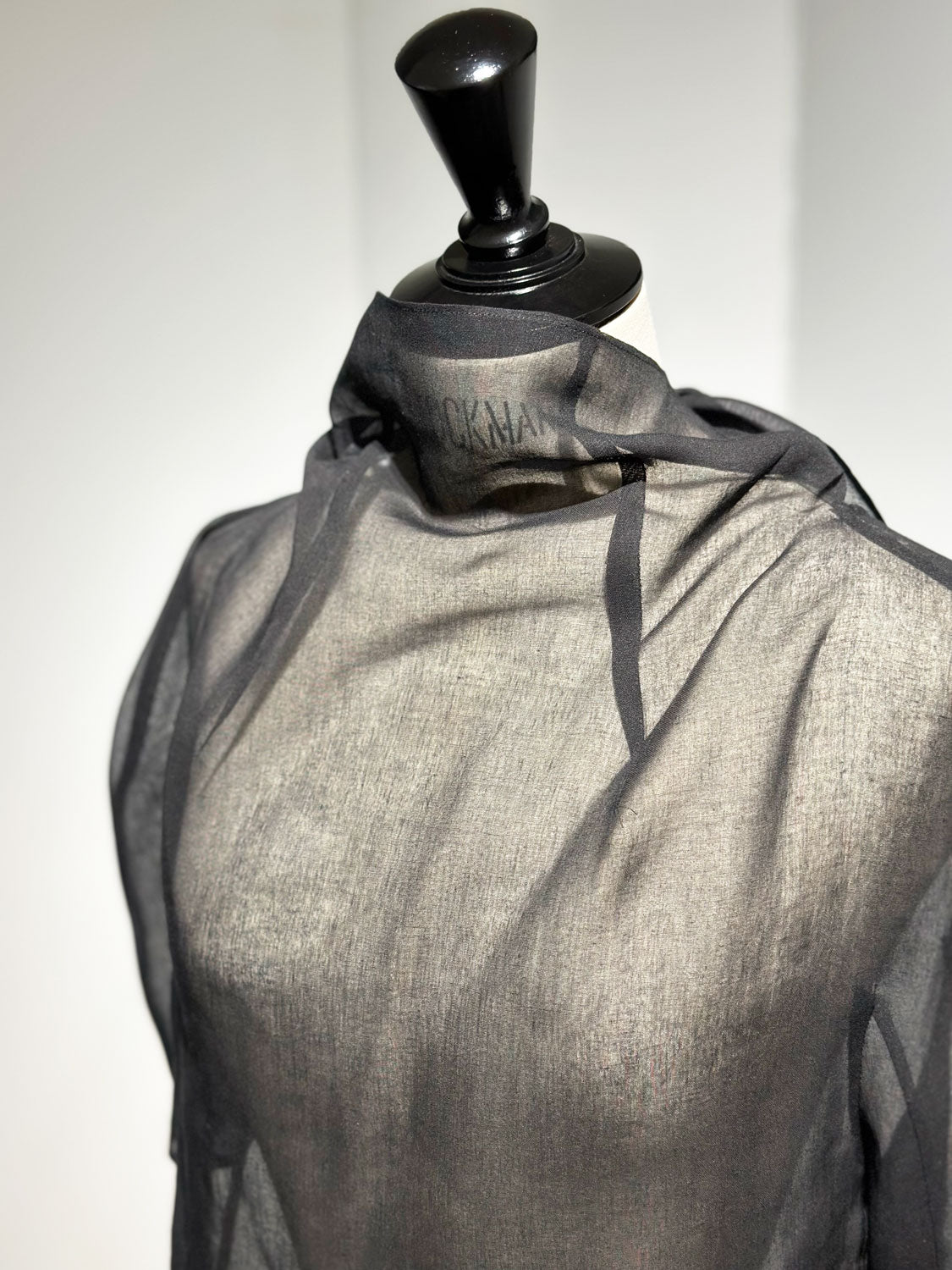 AMOMENTO KNOTTED COLLAR TOP