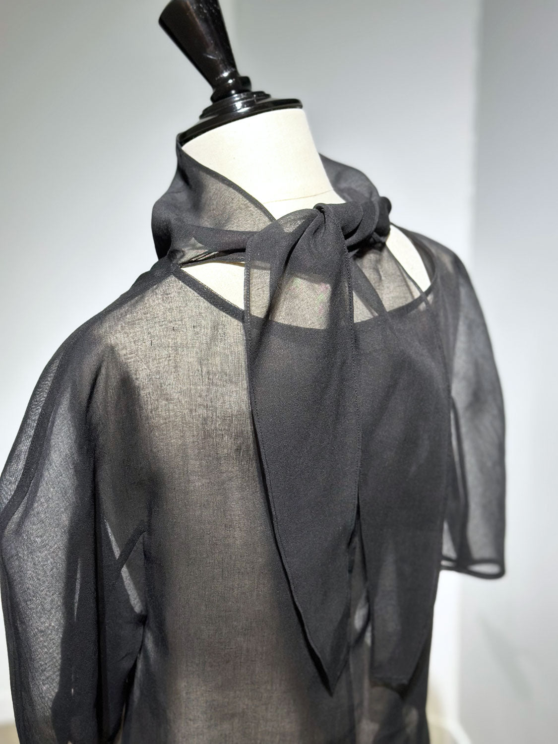 AMOMENTO KNOTTED COLLAR TOP