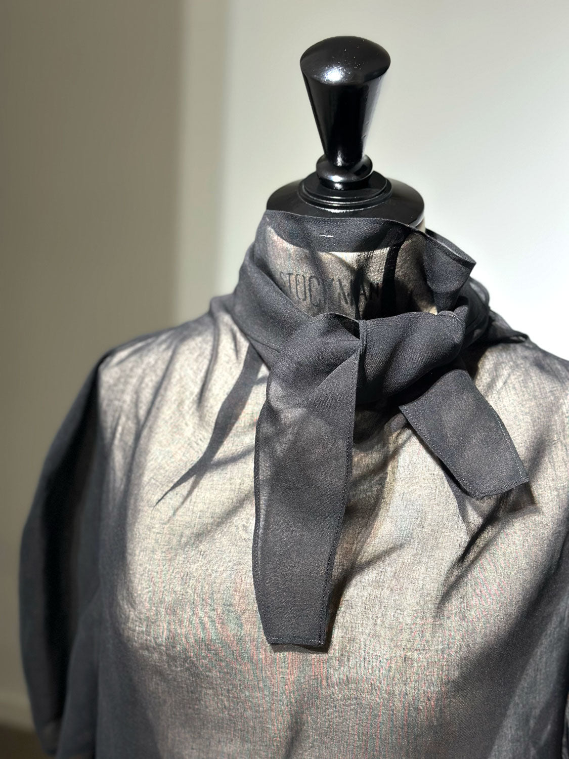 AMOMENTO KNOTTED COLLAR TOP
