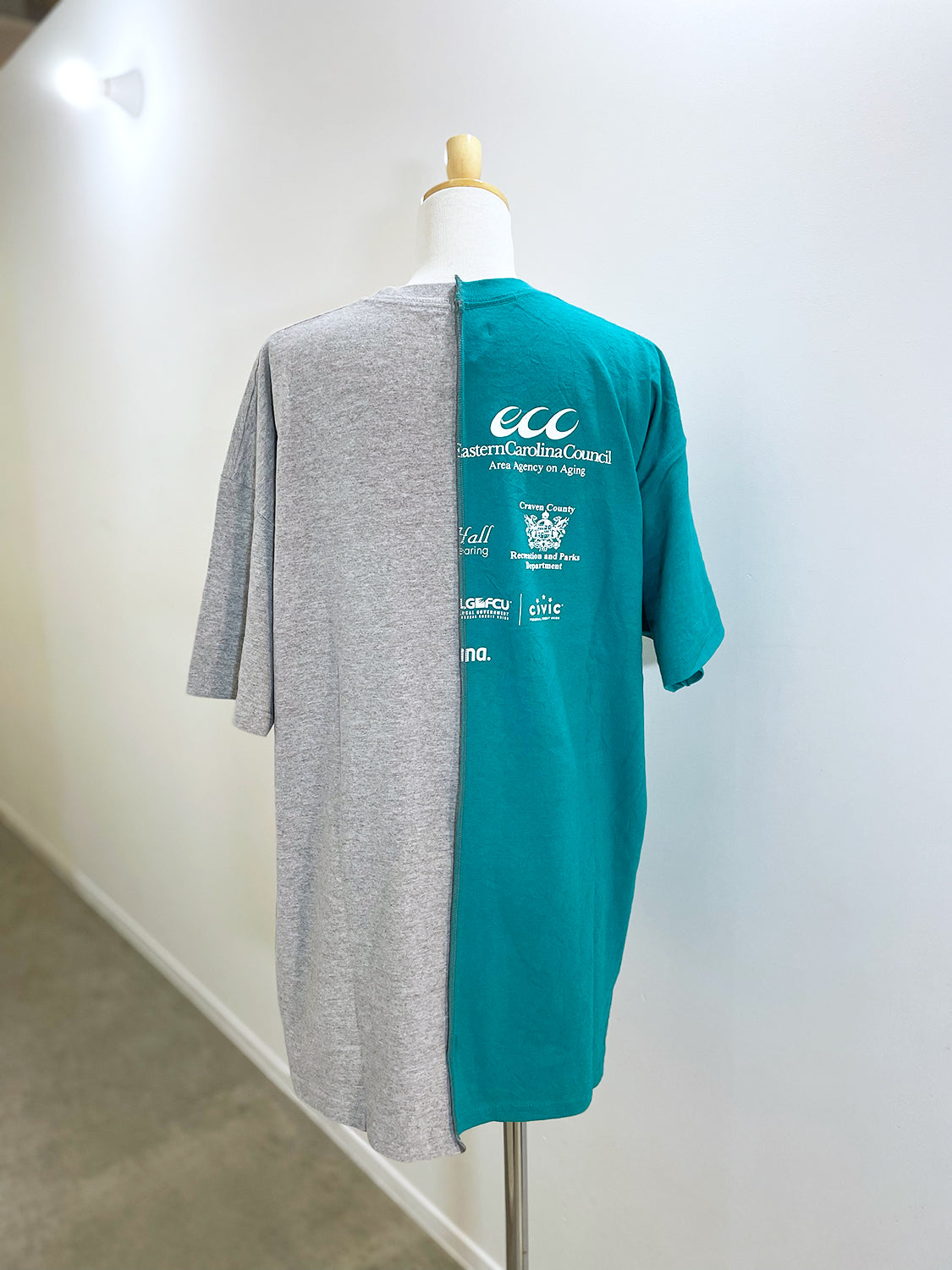 QUIITO HALF LOGO TEE