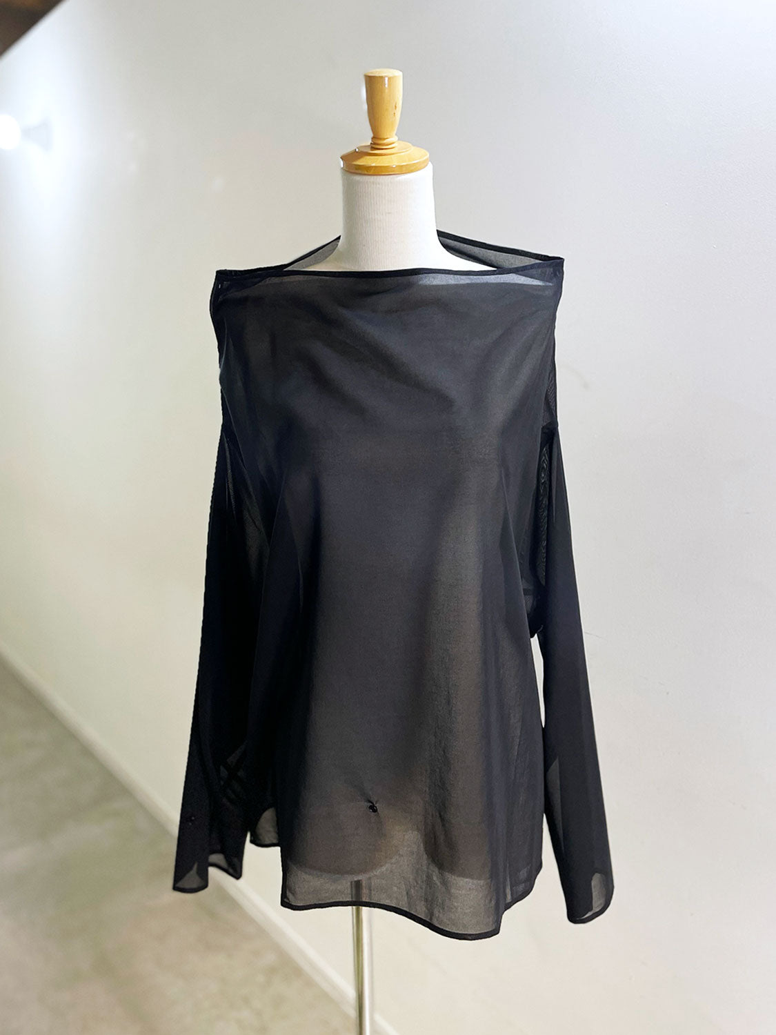 AMOMENTO MOCK NECK TWO WAY BLOUSE
