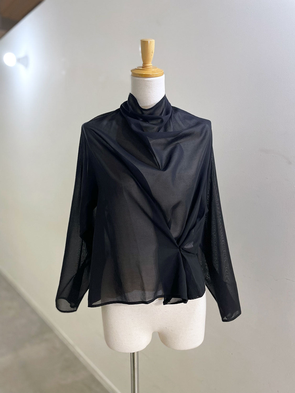 AMOMENTO MOCK NECK TWO WAY BLOUSE