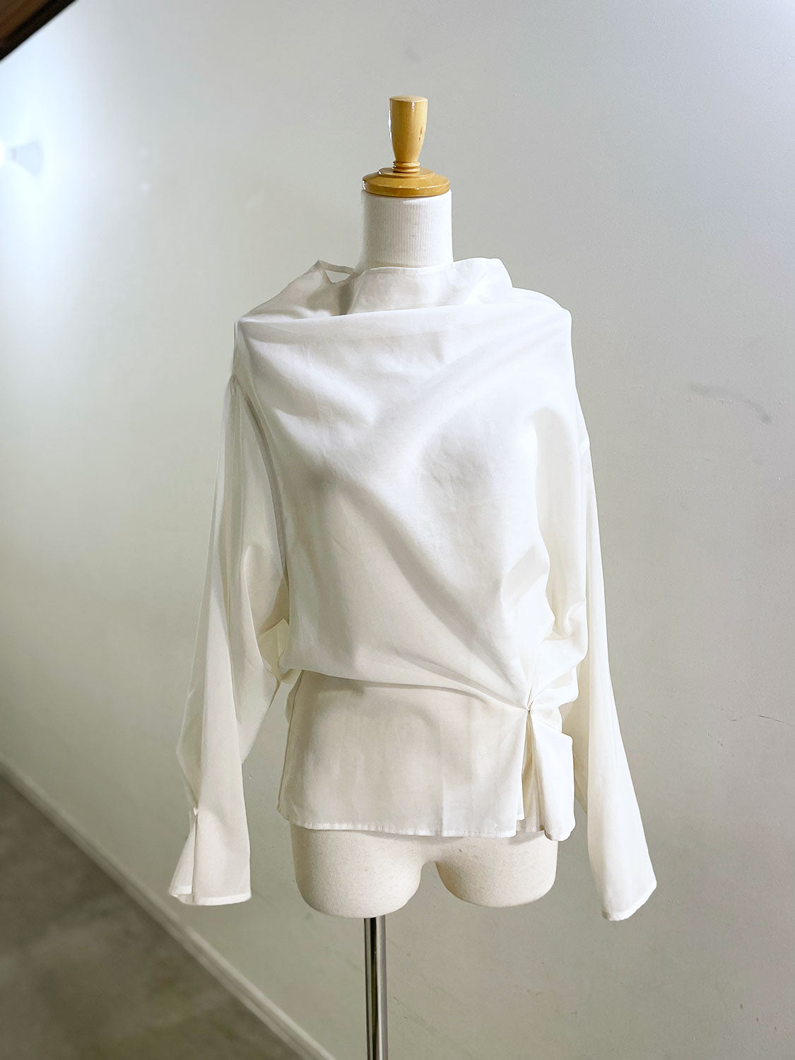 AMOMENTO MOCK NECK TWO WAY BLOUSE
