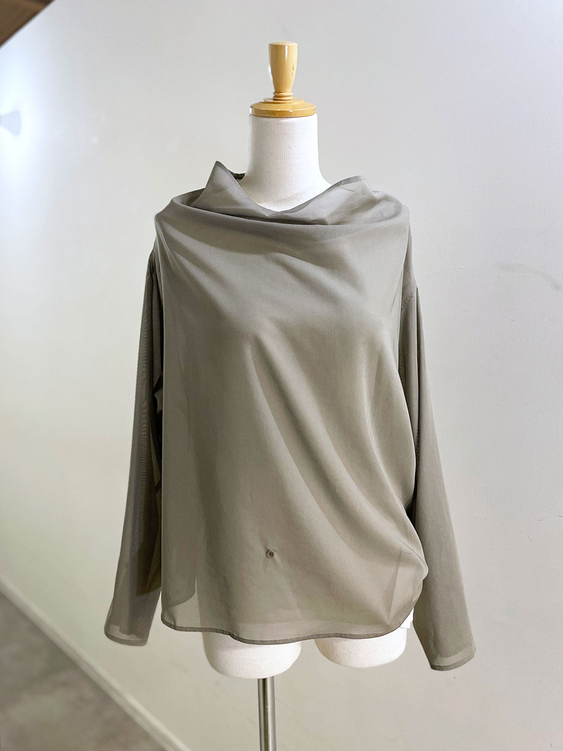 AMOMENTO MOCK NECK TWO WAY BLOUSE