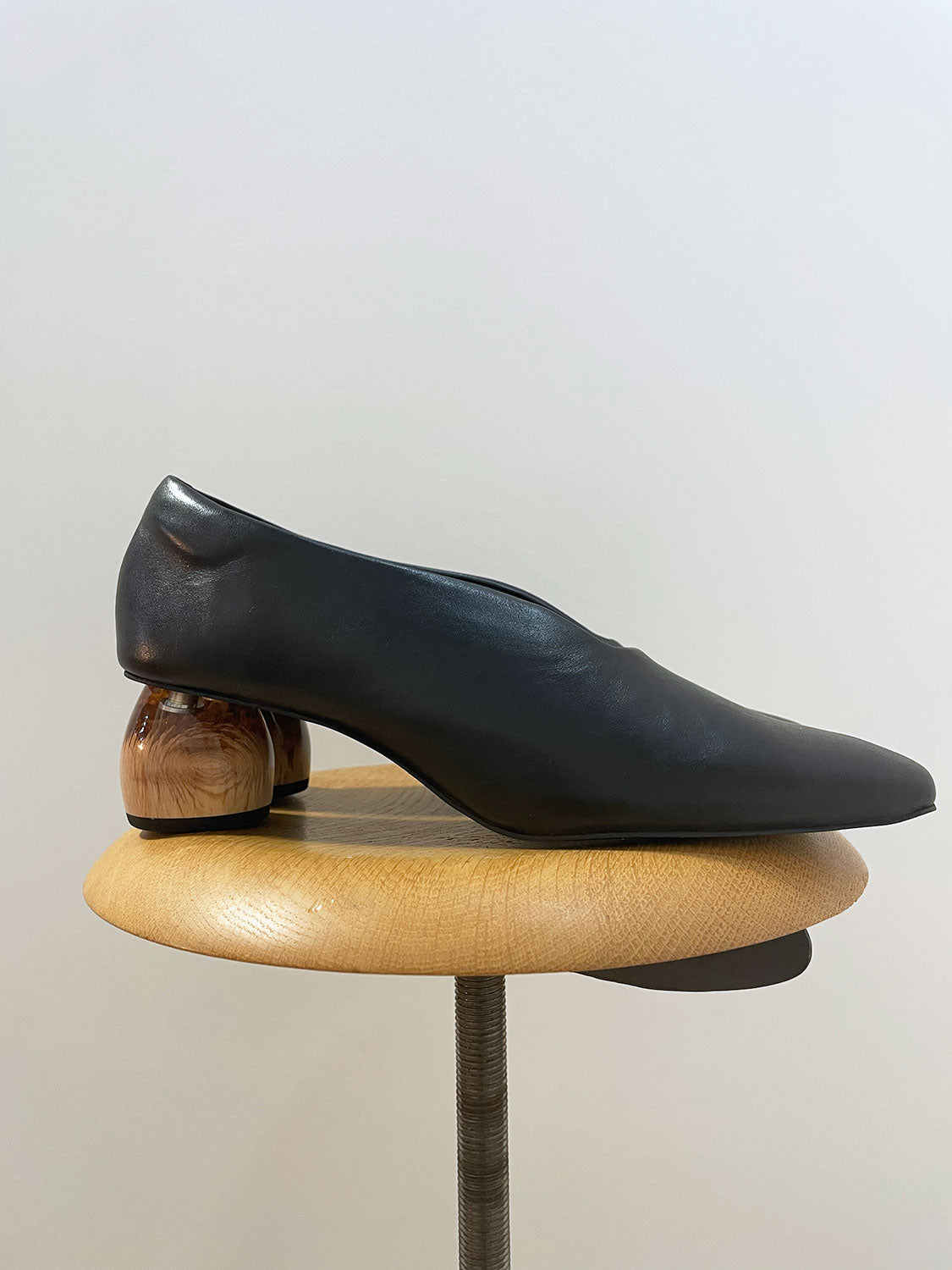 ALM. ARMA LEATHER PUMPS