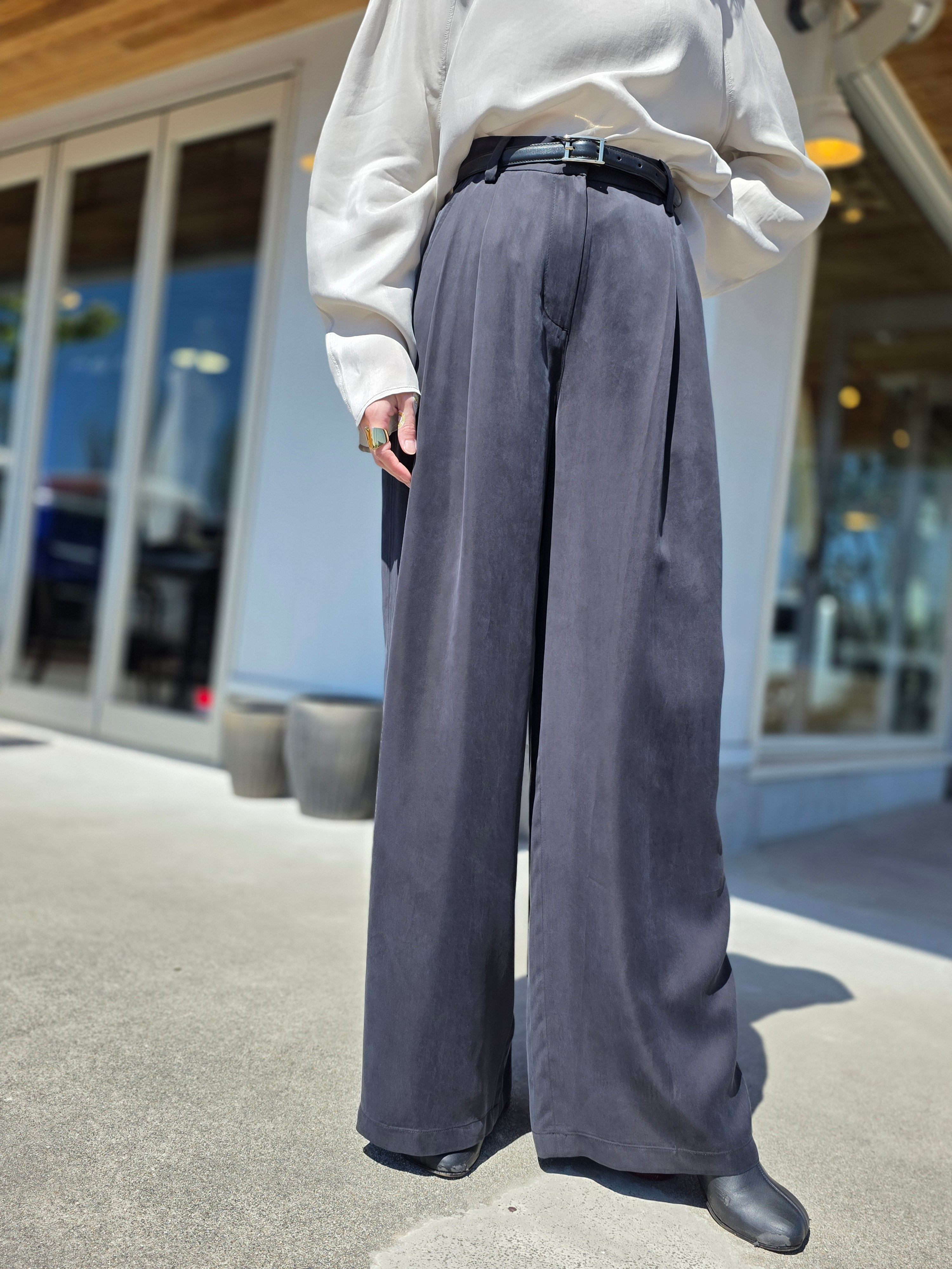 AMOMENTO CUPRO TWO TUCK WIDE PANTS