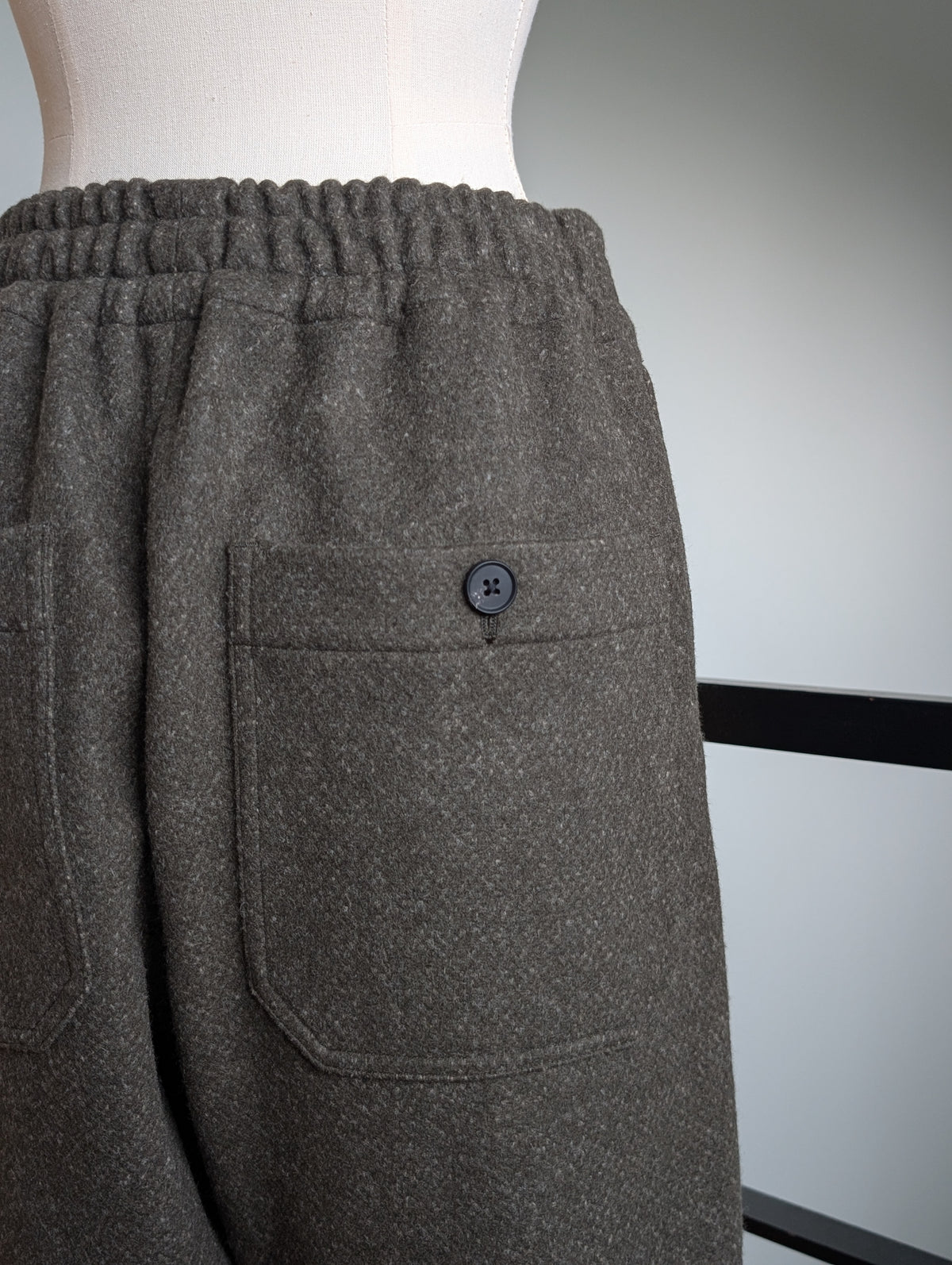 AEHRR 【094 Draping 1Elastic Tapered Trousers】