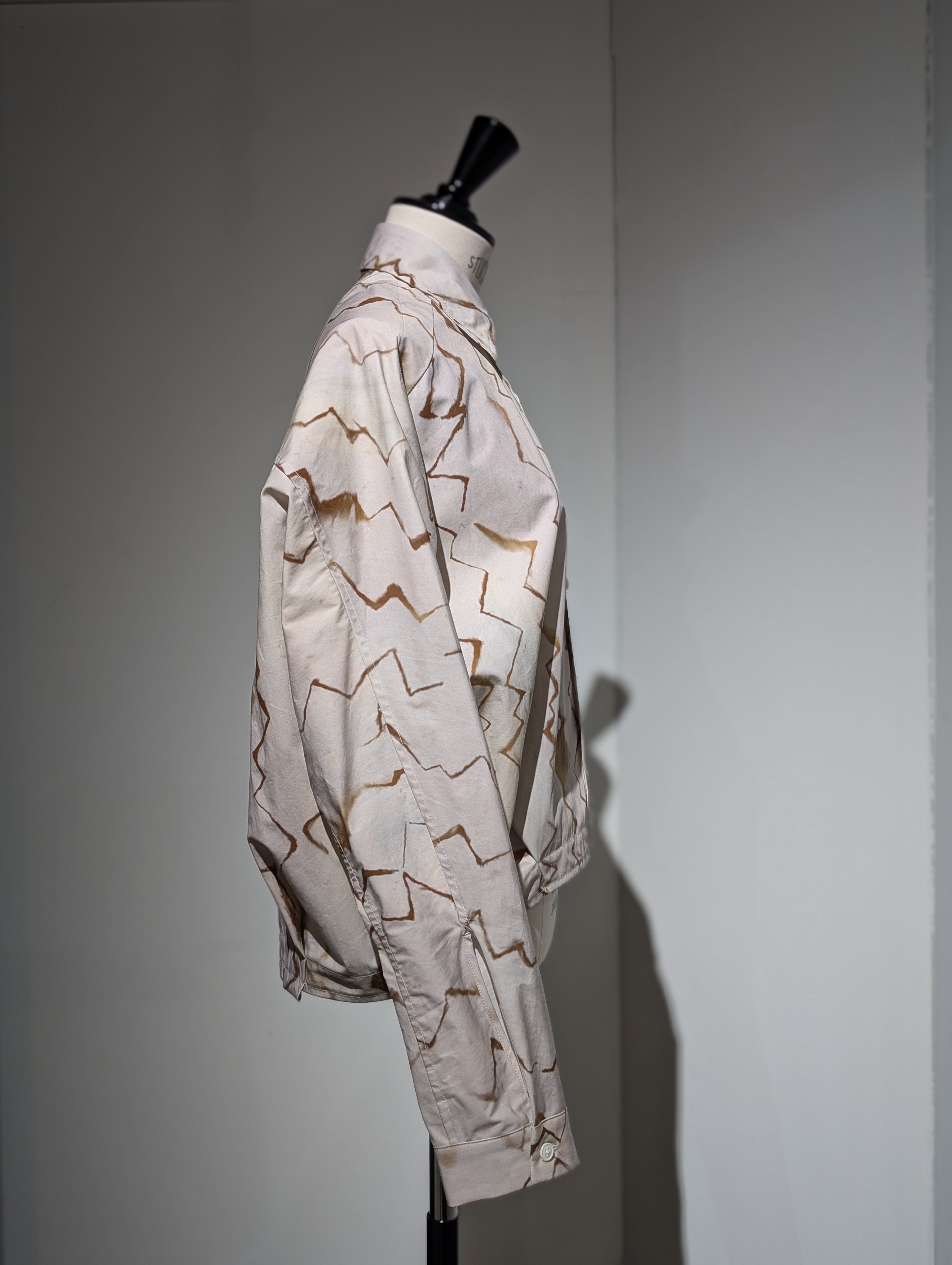 AEHRR 【Draping Action Pleats Sleeve Print Shirt】