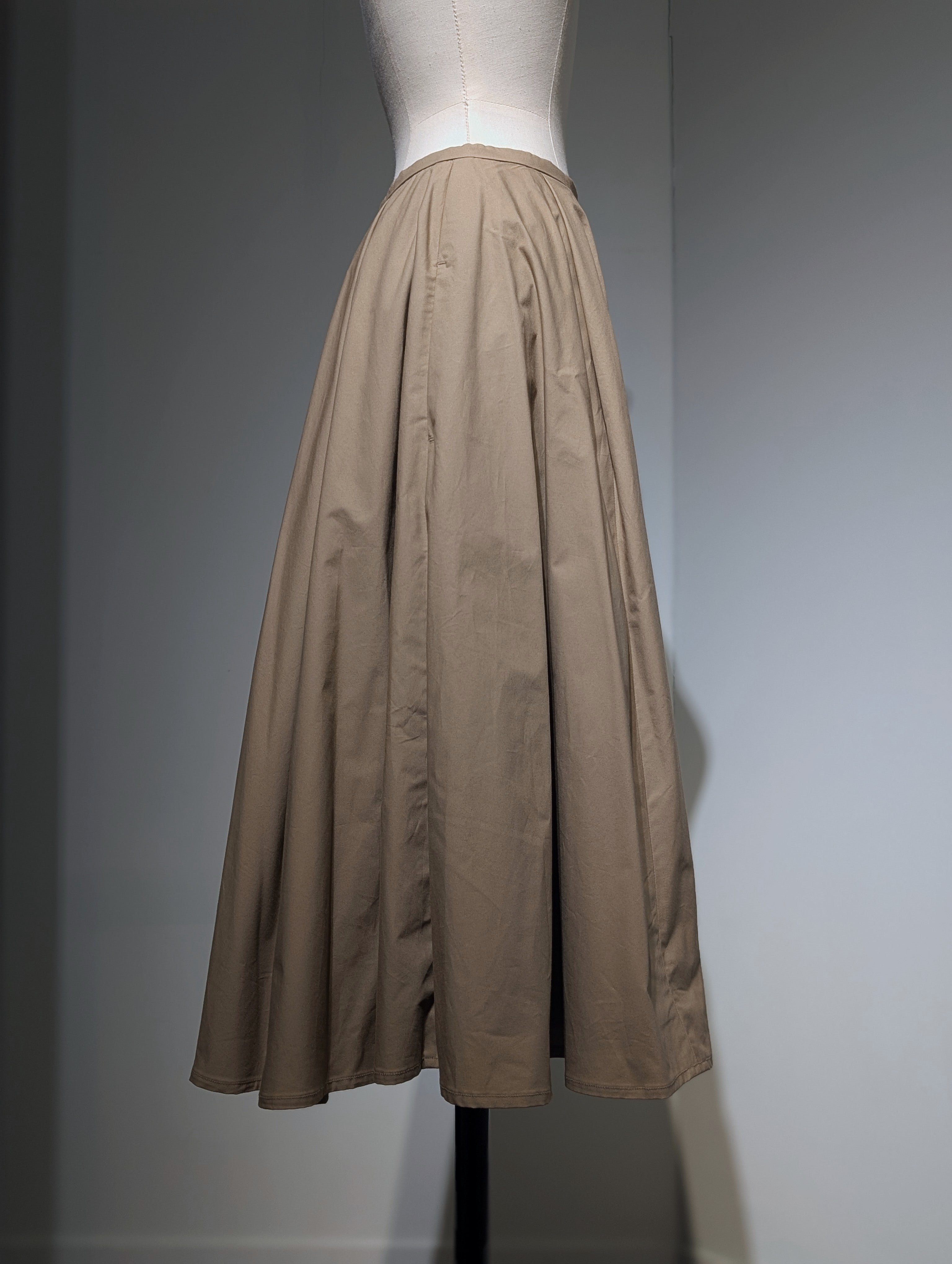 MADISONBLUE TUCKED MI-MOLLET FLARE SKIRT