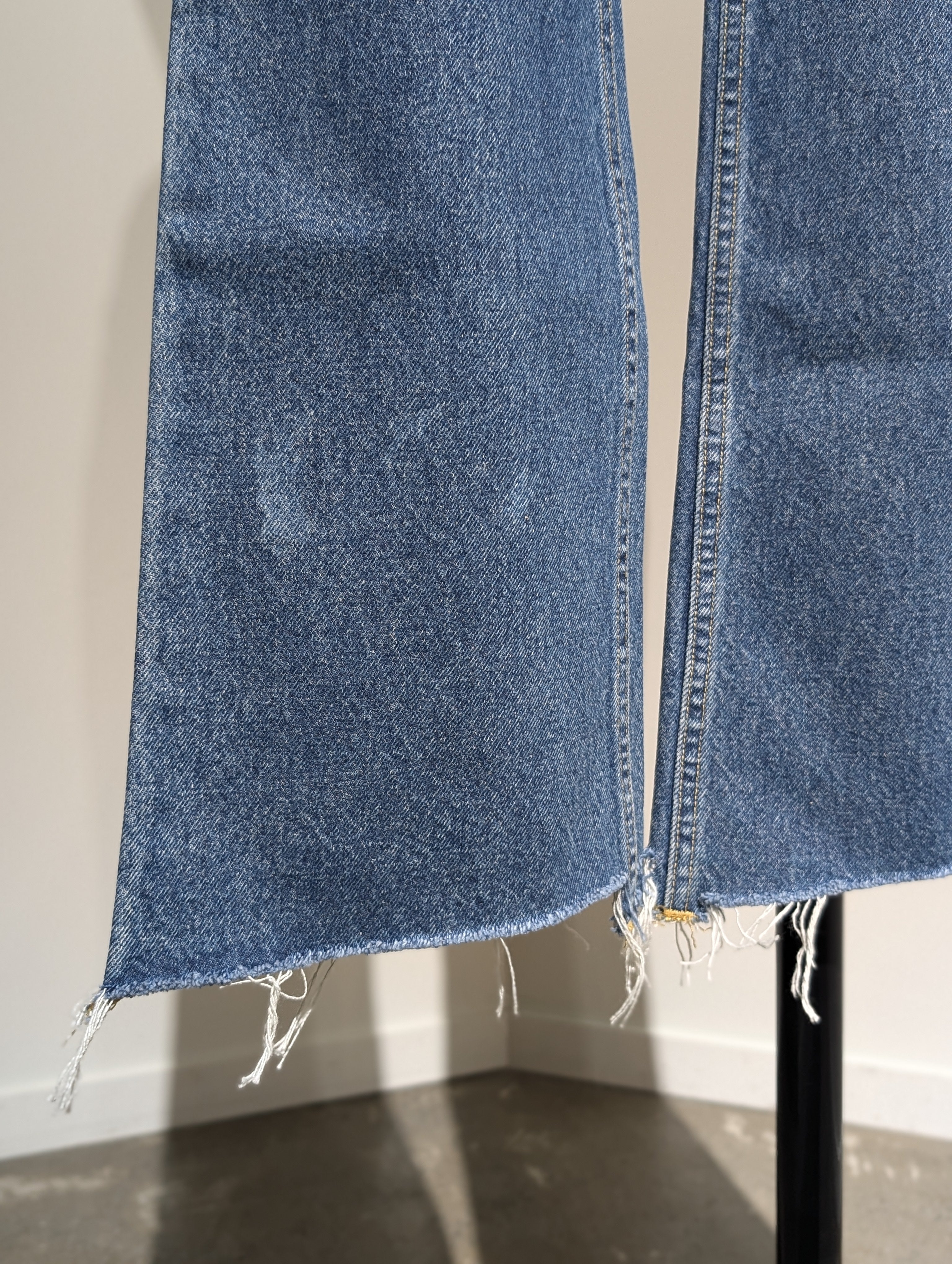 MADISONBLUE HEM CUT FLARE PT DENIM