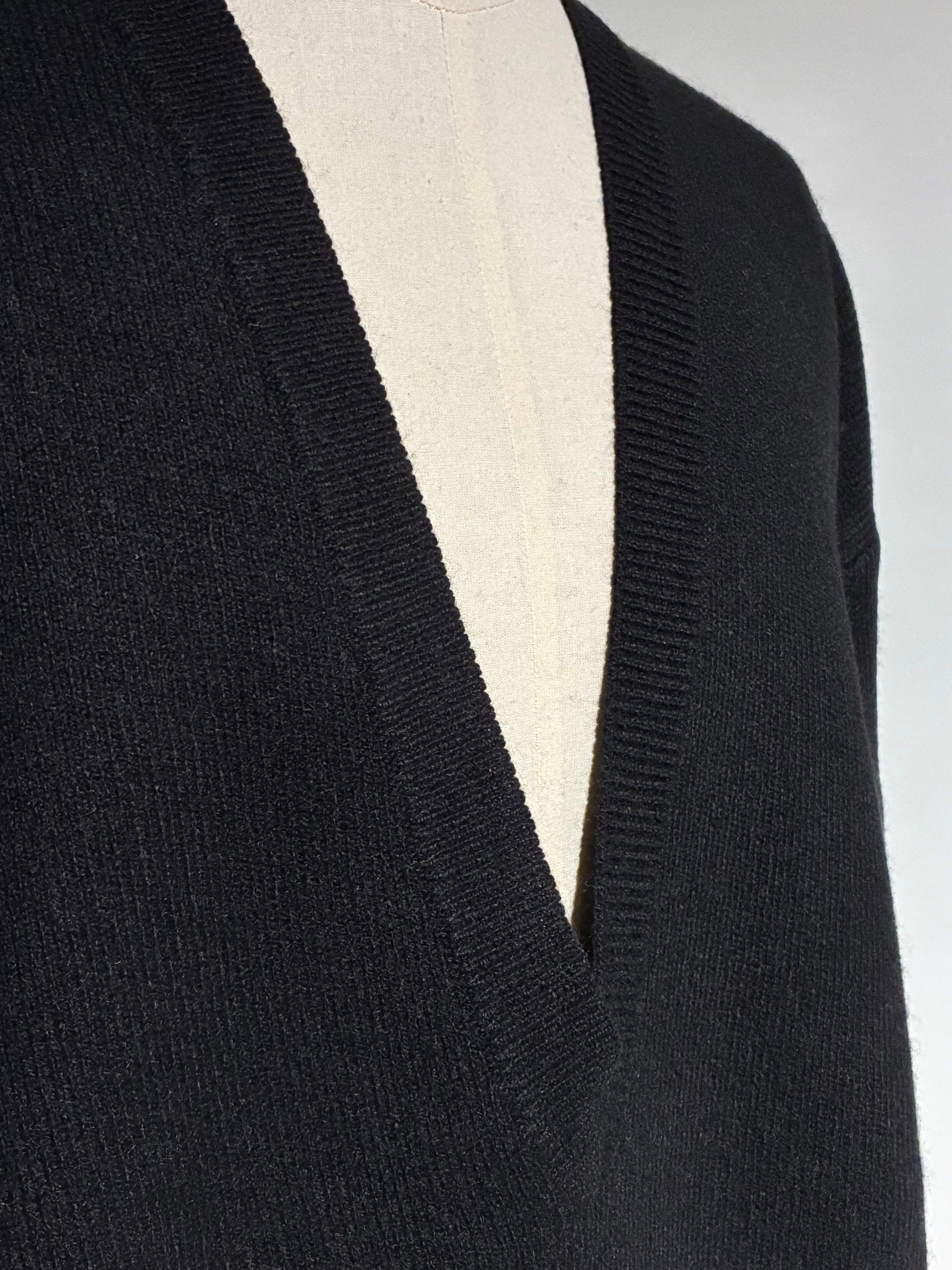 SEEALL  SAU51 KJ685S YAK SMOOTH DEEP V SWEATER