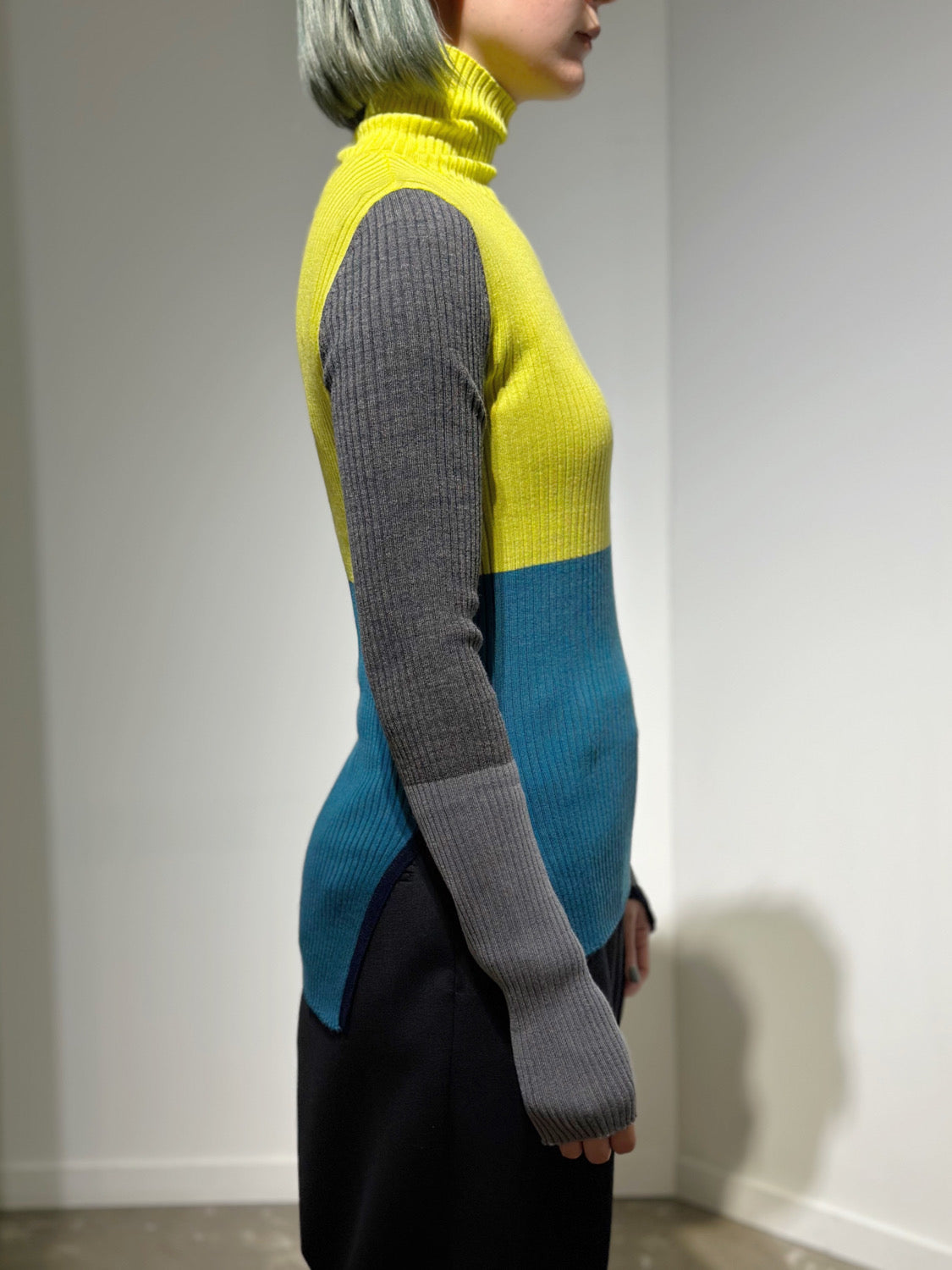 någonstans bi-color high-neck long-sleeves