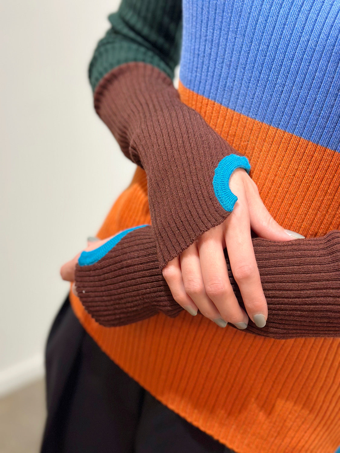 någonstans bi-color high-neck long-sleeves