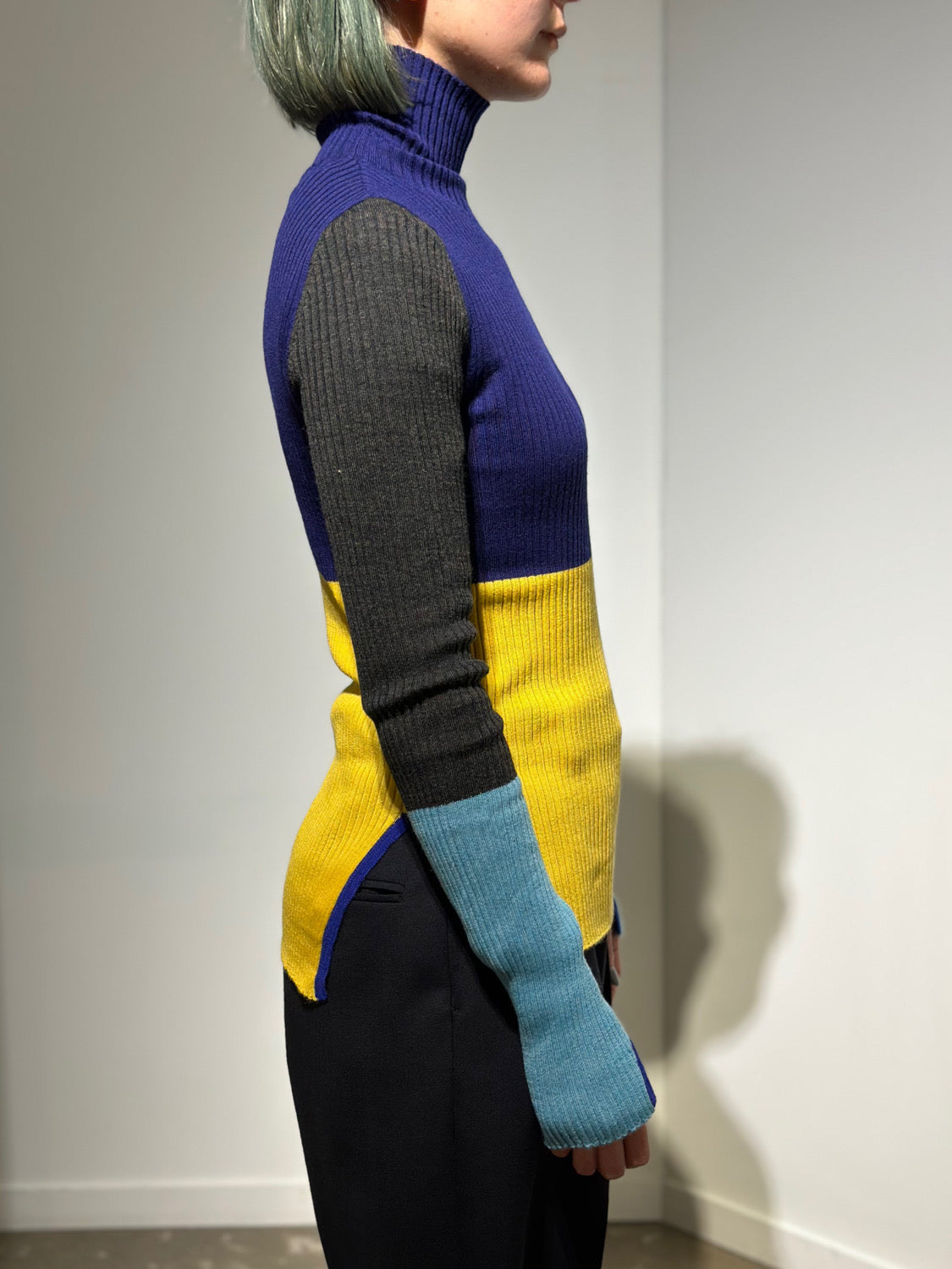 någonstans bi-color high-neck long-sleeves