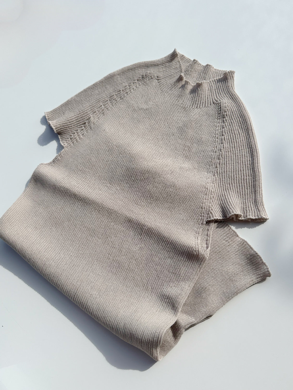 AMOMENTO WHOLEGARMENT CAP SLEEVE KNIT TOP