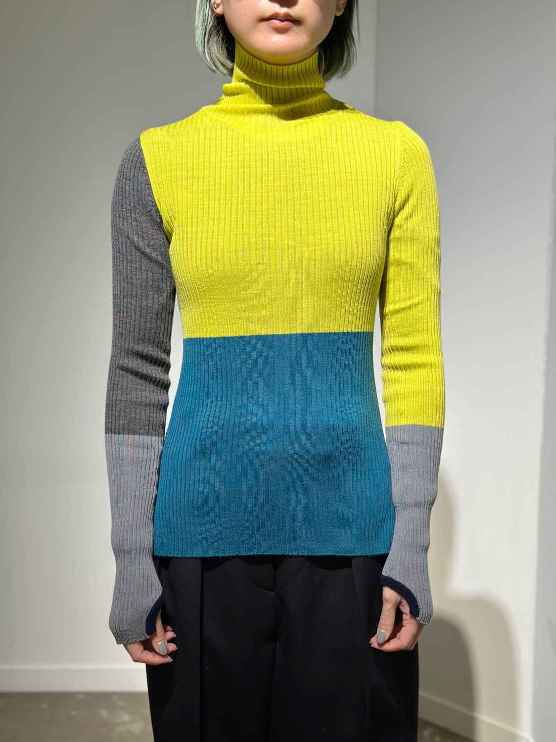 någonstans bi-color high-neck long-sleeves