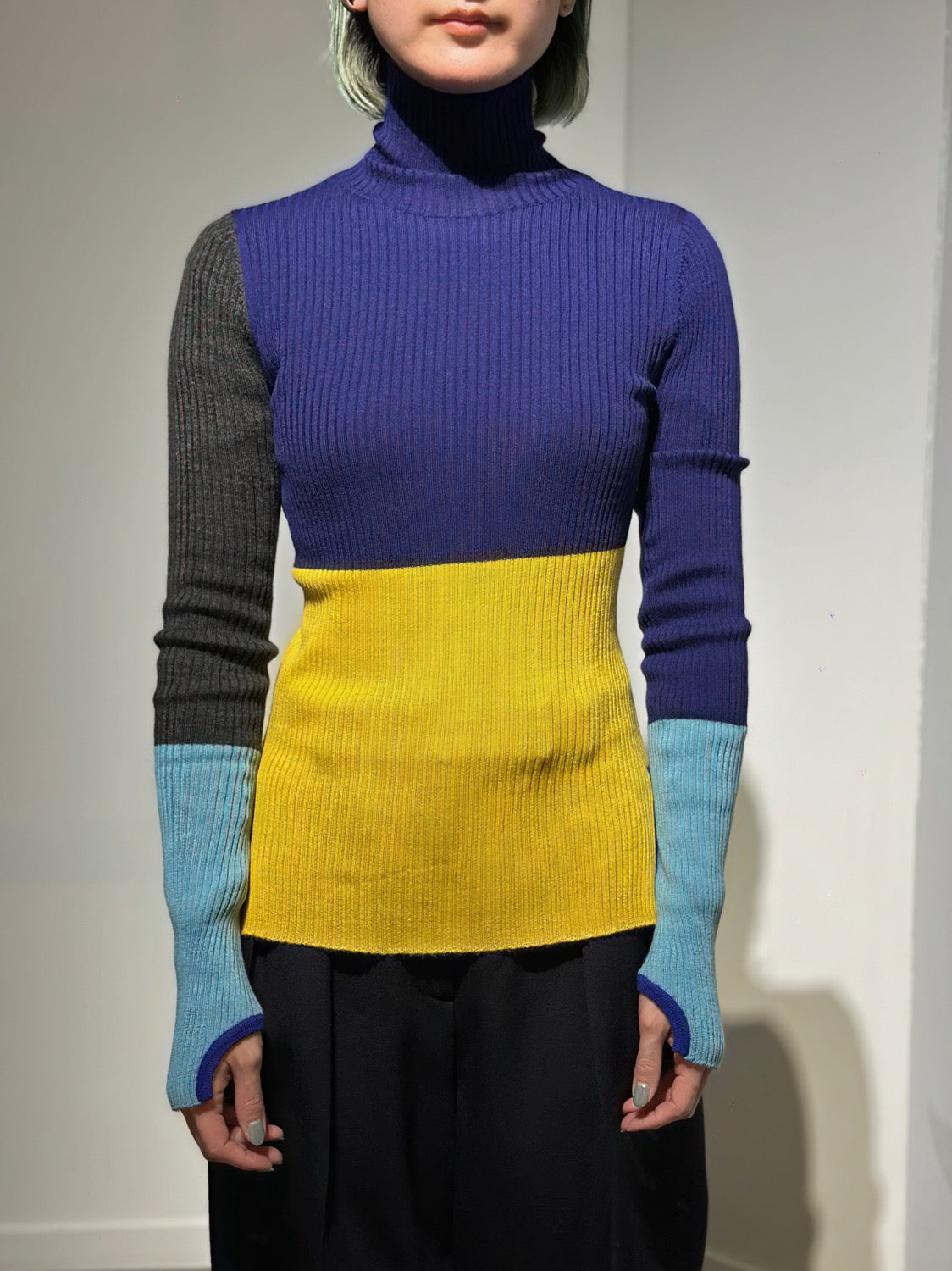 någonstans bi-color high-neck long-sleeves