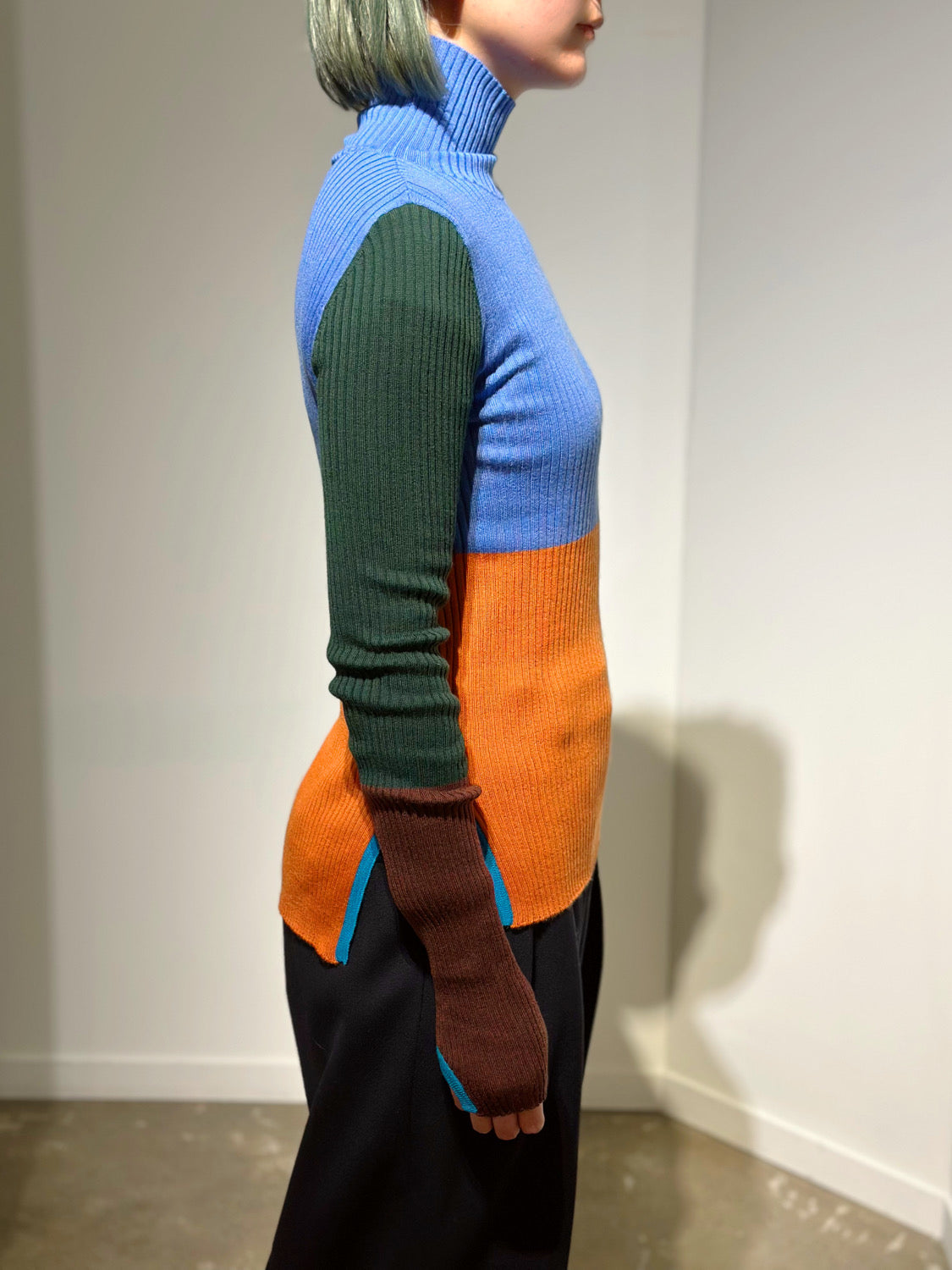 någonstans bi-color high-neck long-sleeves