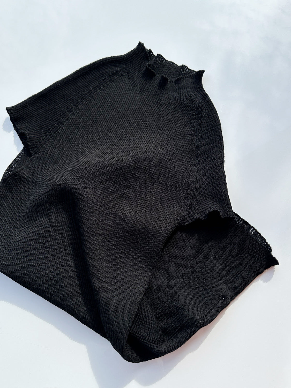 AMOMENTO WHOLEGARMENT CAP SLEEVE KNIT TOP