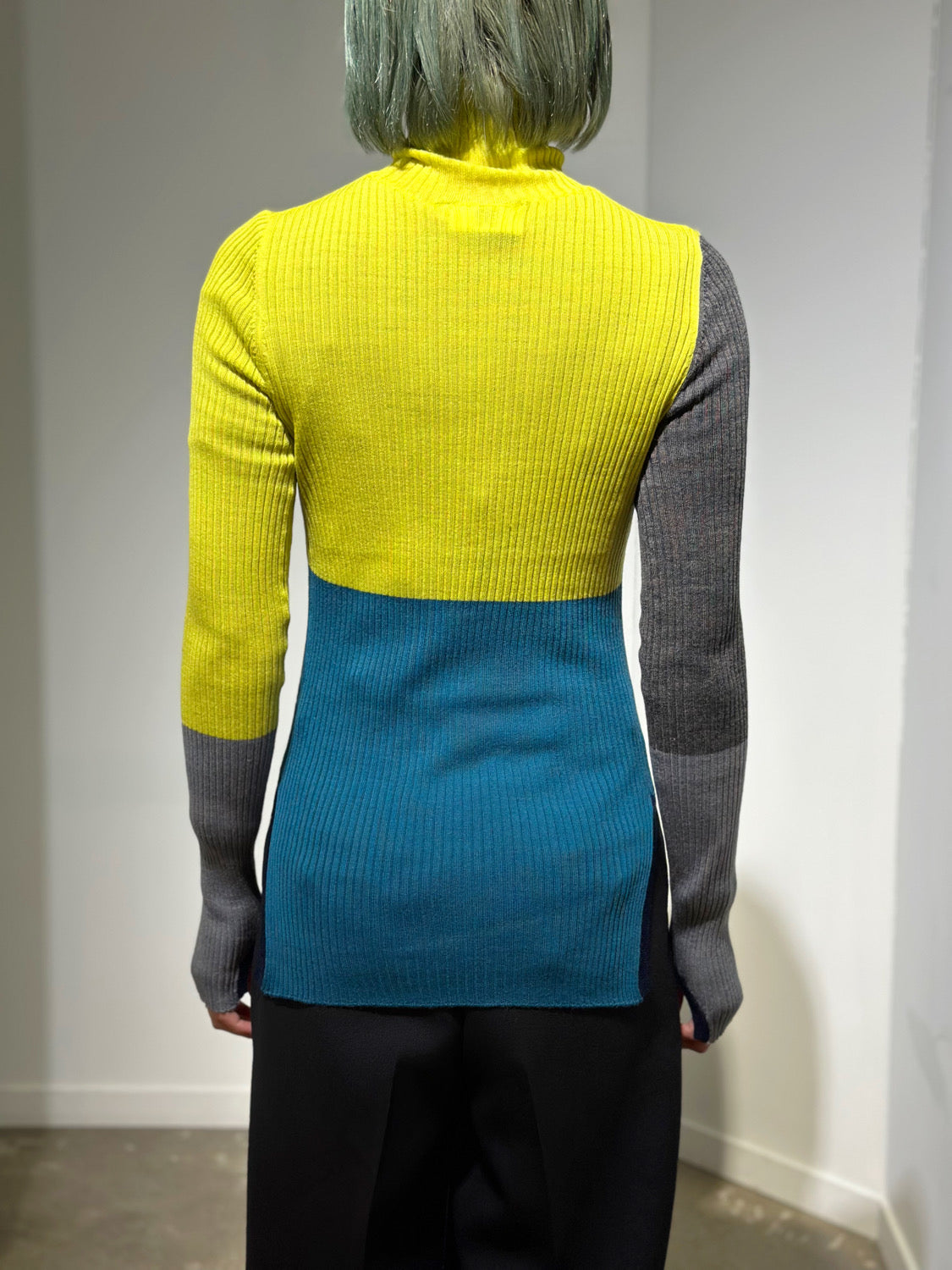 någonstans bi-color high-neck long-sleeves