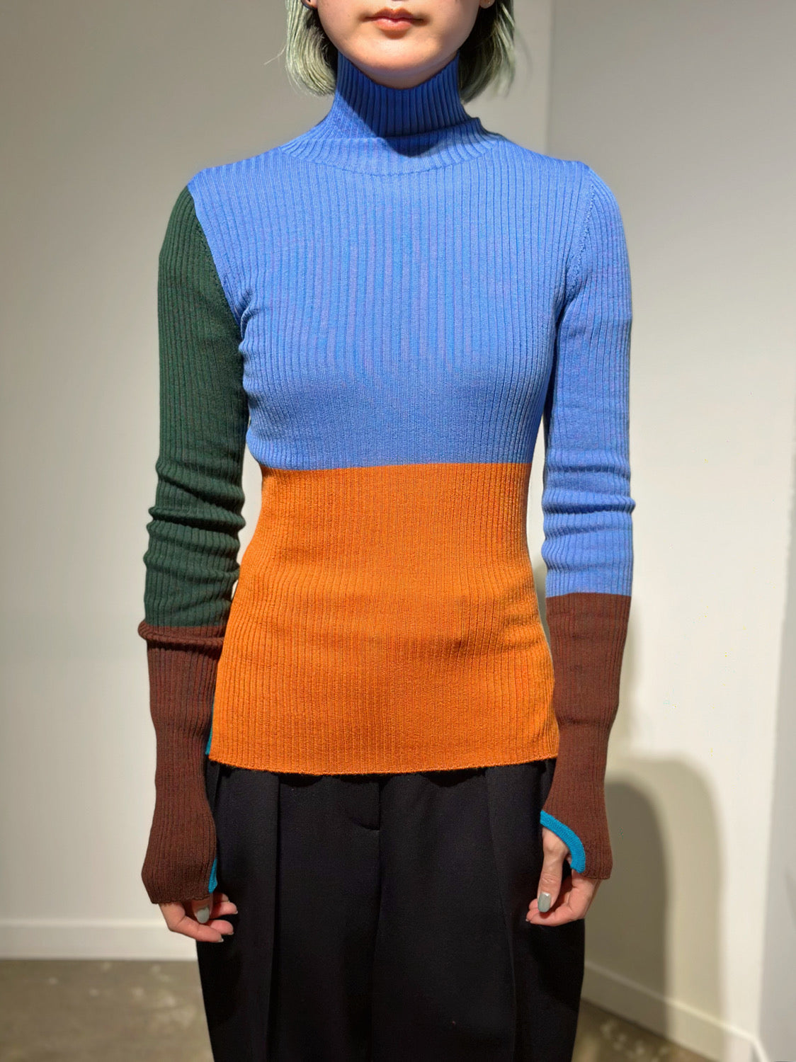 någonstans bi-color high-neck long-sleeves