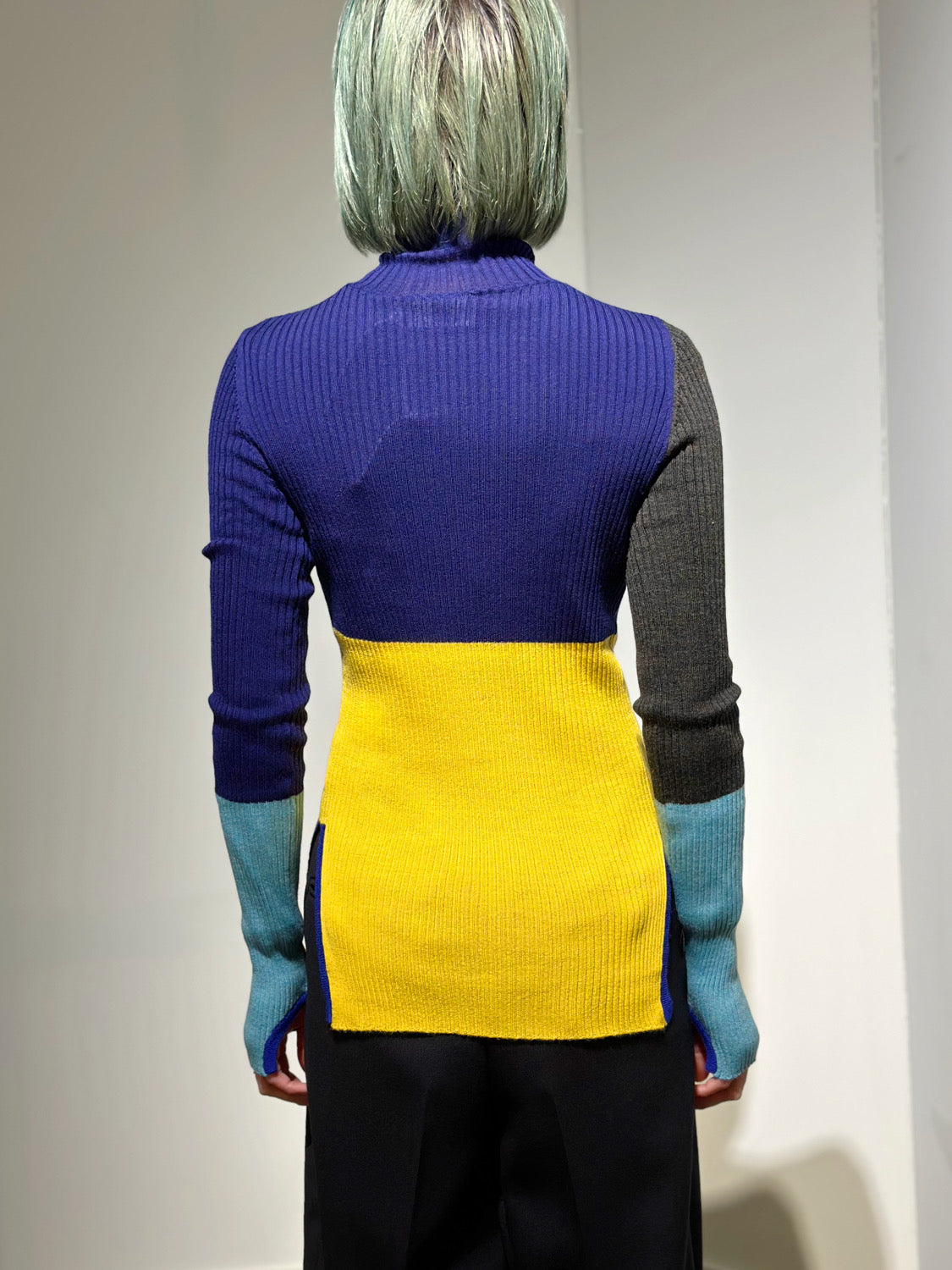 någonstans bi-color high-neck long-sleeves