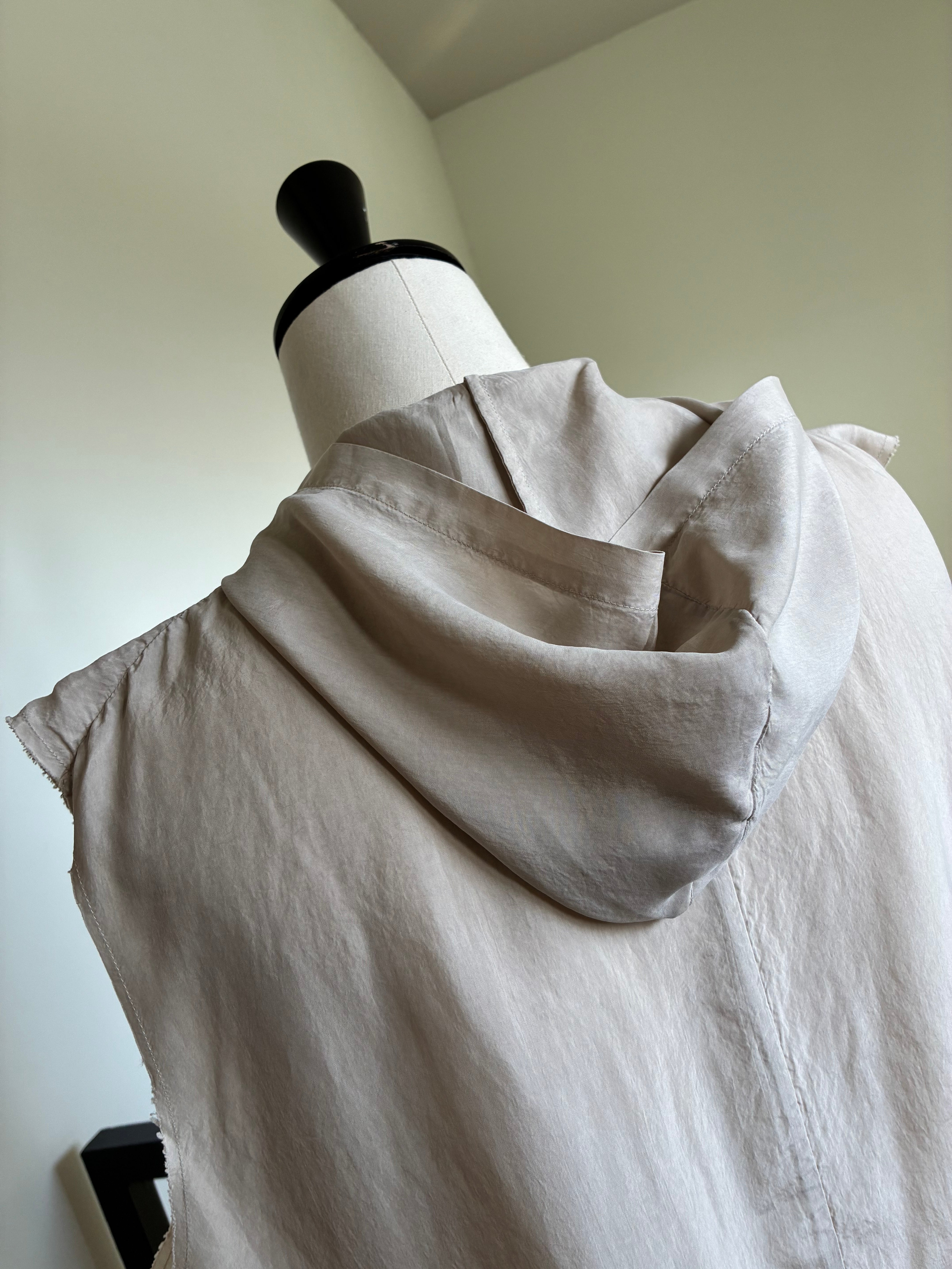 GABRIELA COLL GARMENTS NO.335 CUPRO SLEEVELESS HOODED ZIPPER TOP