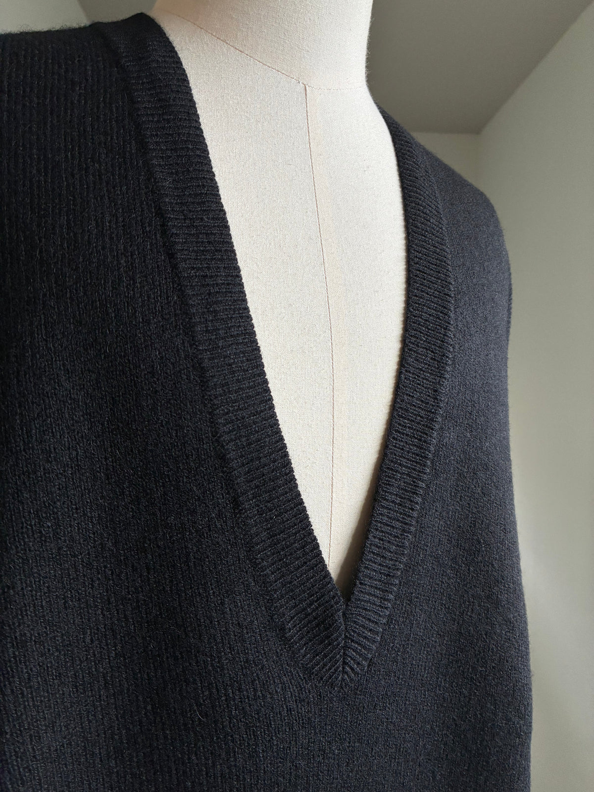 SEEALL  SAU51 KJ685S DEEP V SWEATER