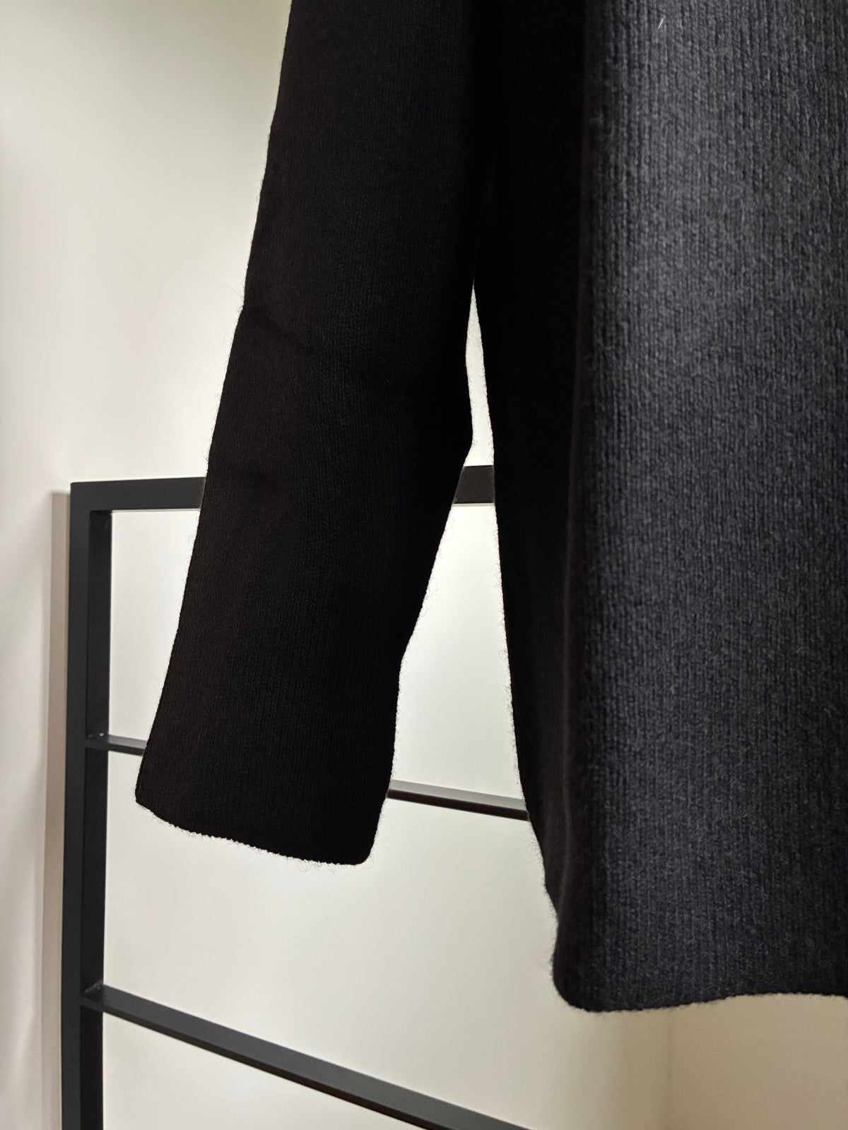 SEEALL  SAU51 KJ685S DEEP V SWEATER
