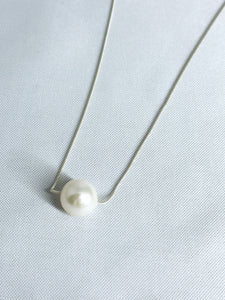 Lemme. L14304 Planet Pearl Necklace