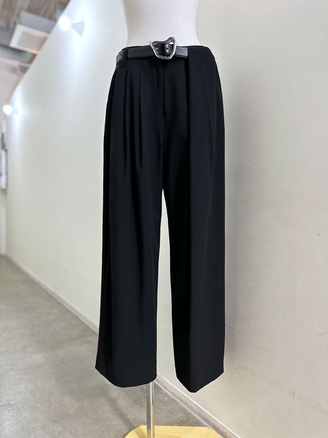 MAISONSPECIAL リアルレザーベルトセットアシンメトリータックパンツ